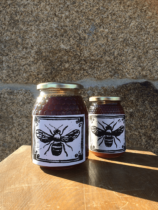 500g de mel multifloral escuro com rótulo em linogravura