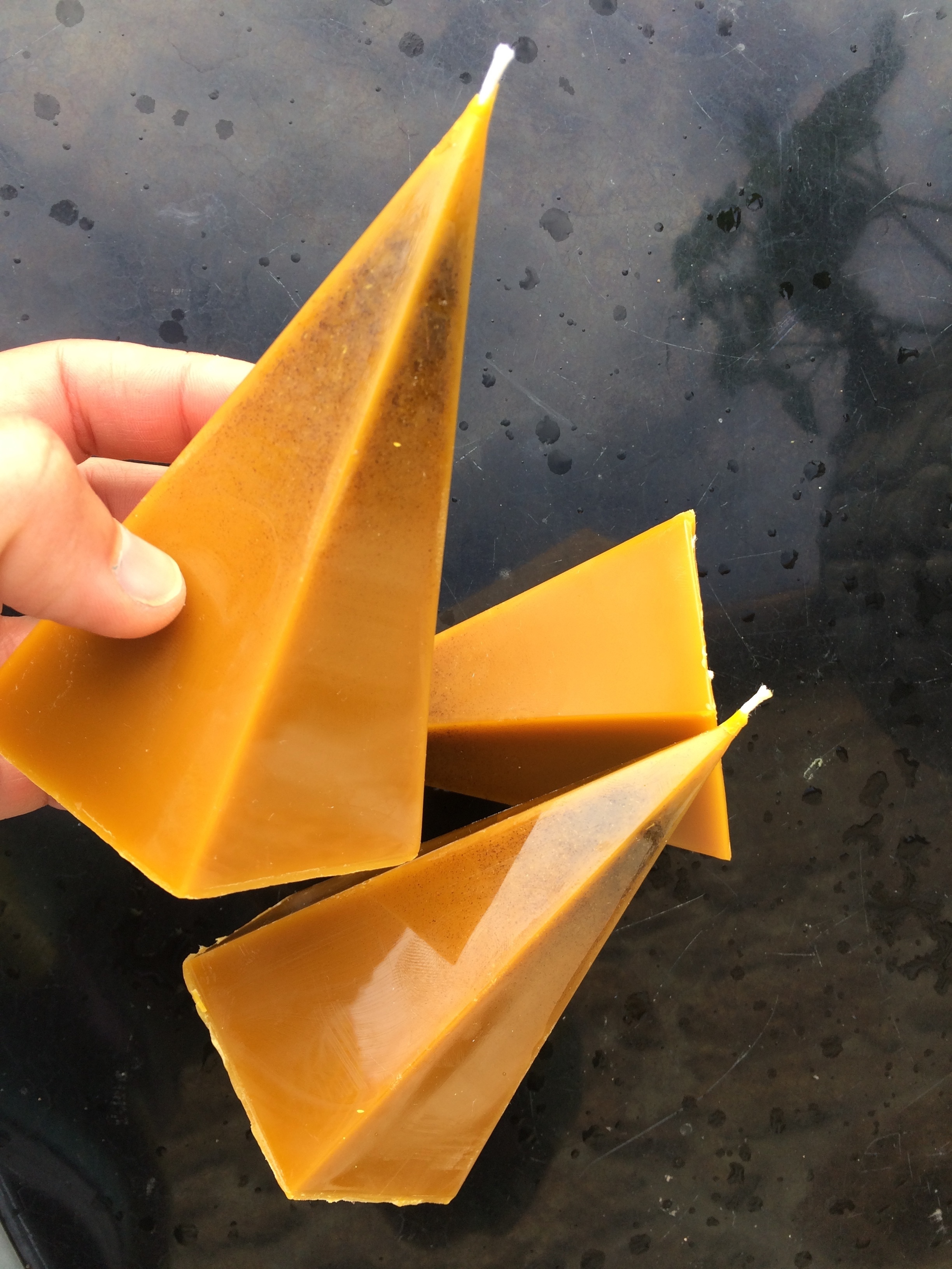 vela aromática de cera de abelha com cristais de moscovite e alfazema - pirâmide