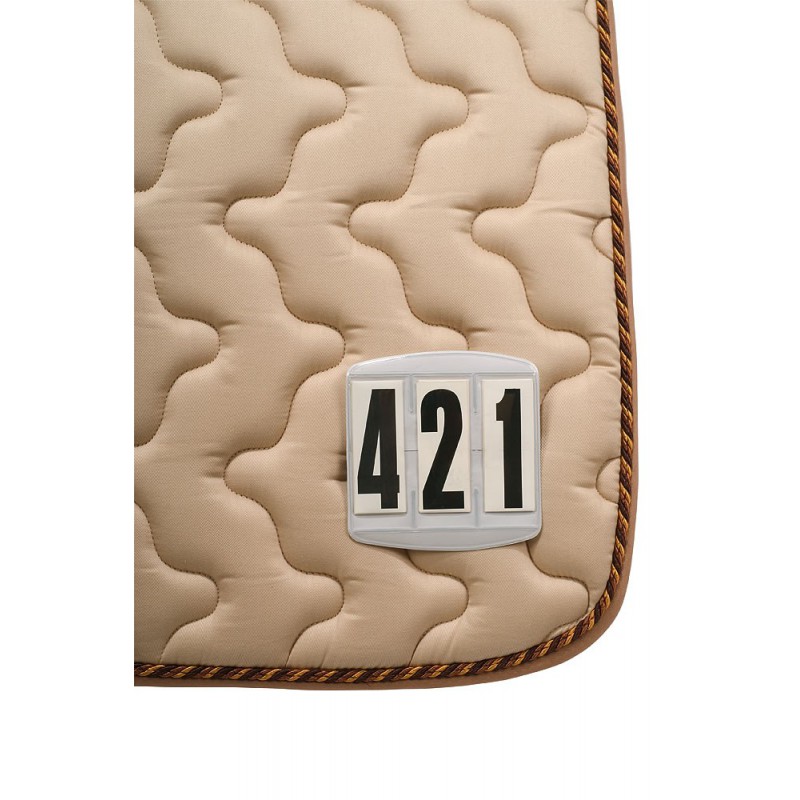 EQUITHEME numerių lentelė ant pobalnio.