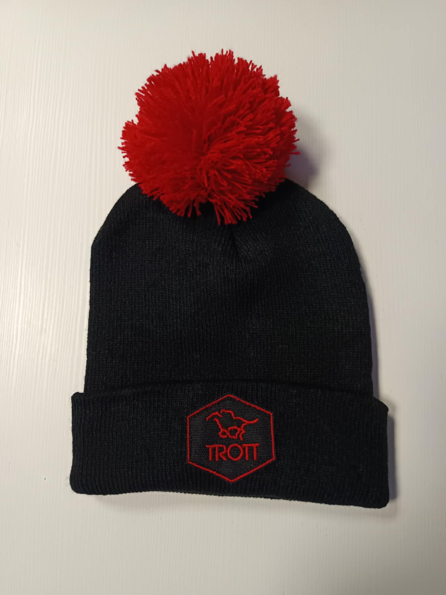 TROTT - šilta kepurė su bumbulu