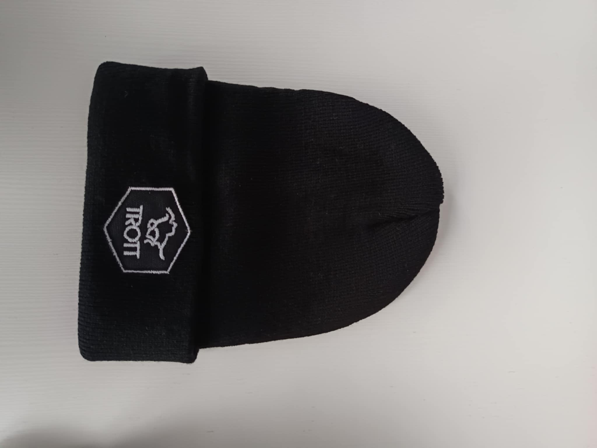 TROTT - šilta kepurė su amblema.