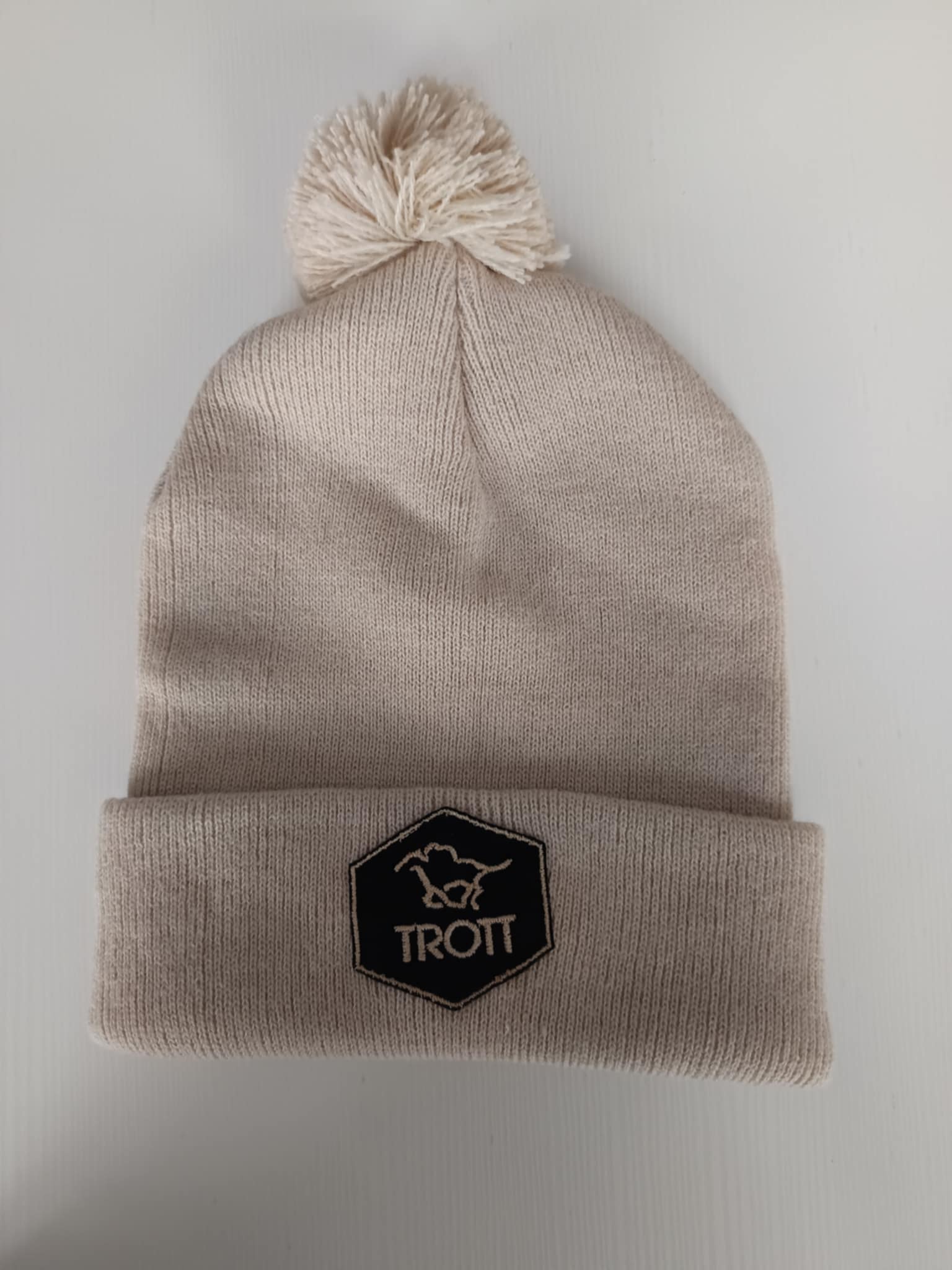 TROTT - šilta kepurė su bumbulu