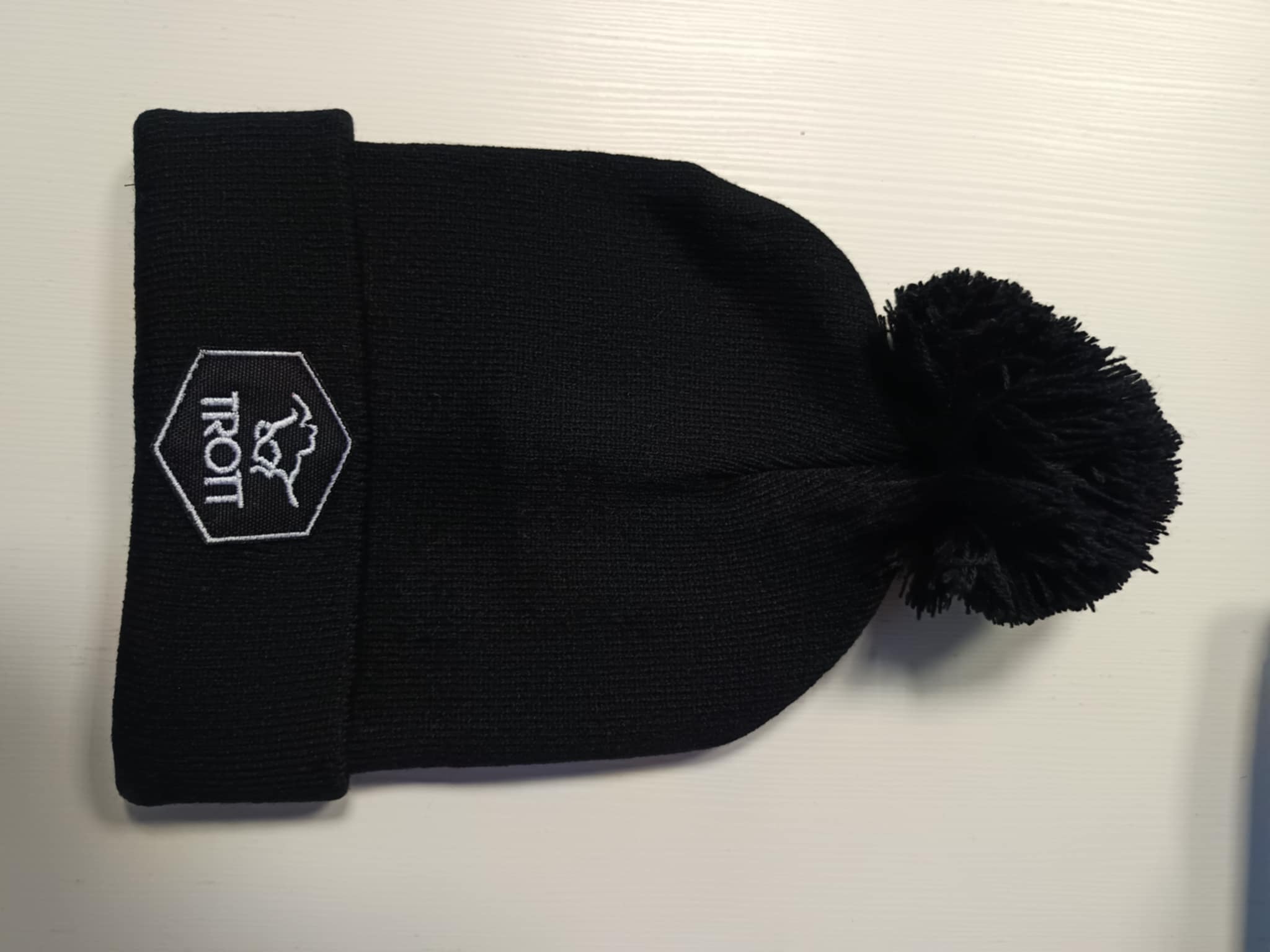 TROTT - šilta kepurė su bumbulu