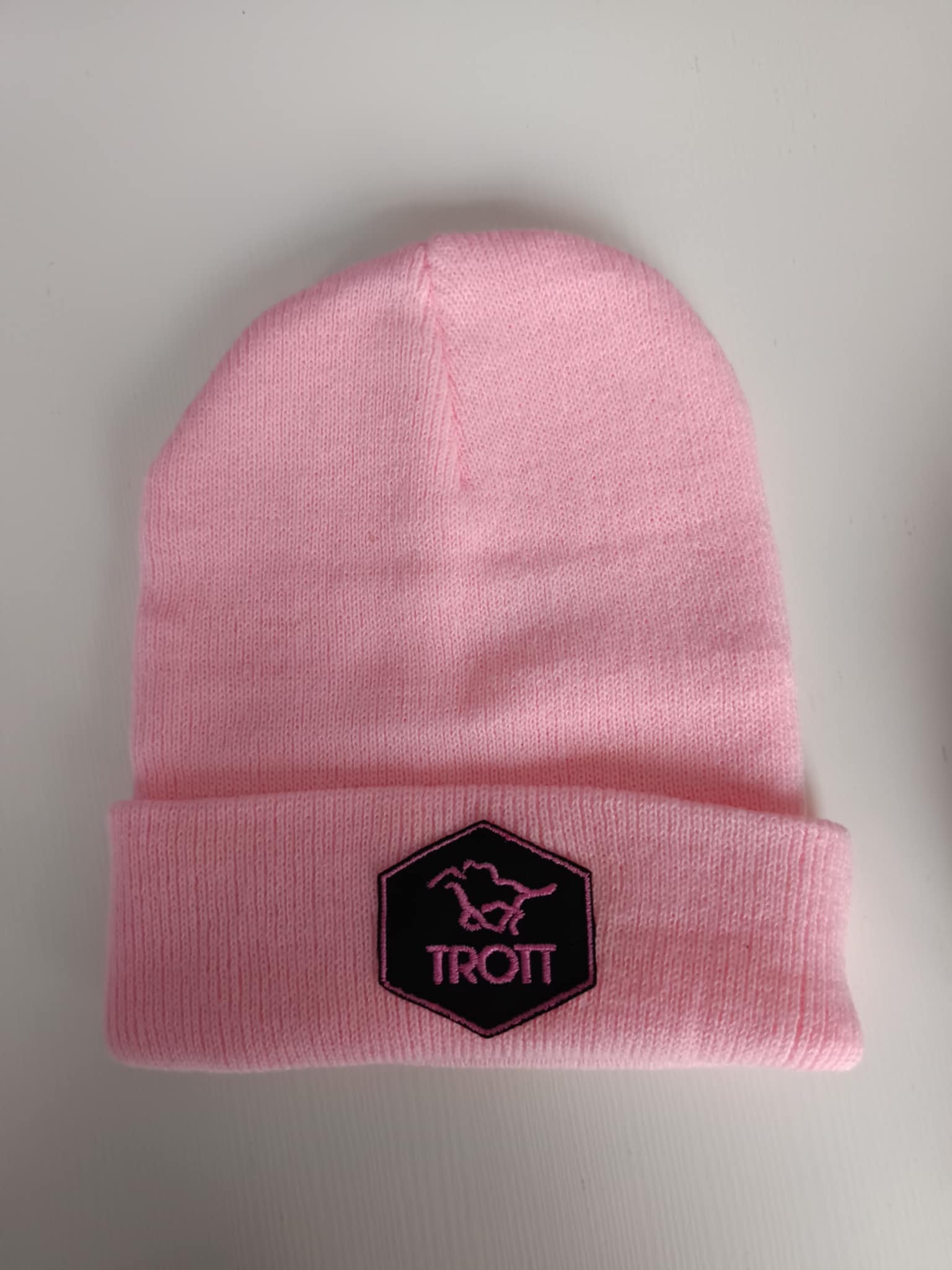 TROTT - šilta kepurė su amblema.