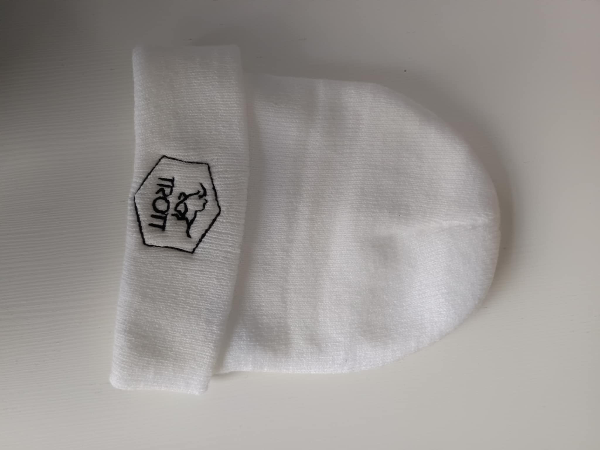 TROTT - šilta kepurė su amblema.