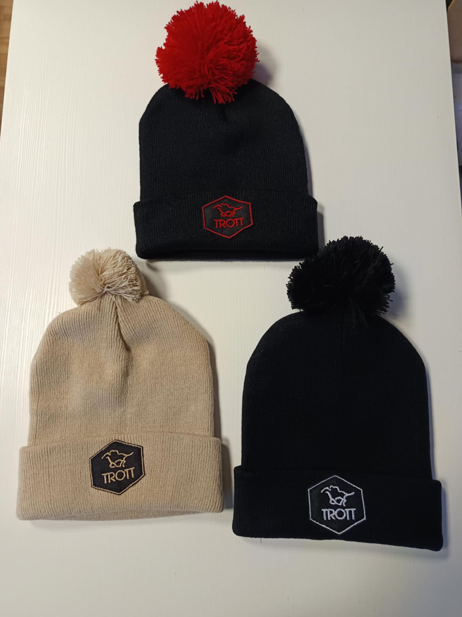 TROTT - šilta kepurė su bumbulu