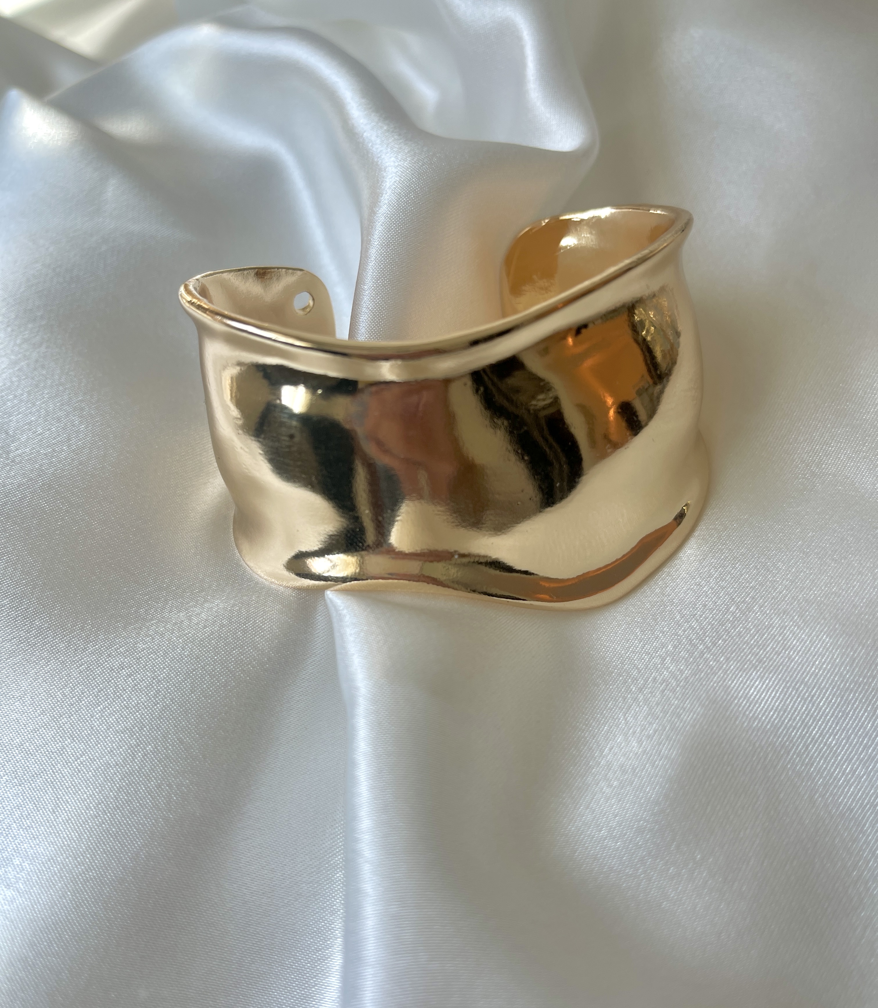 THE WAVE Sculptural Cuff Bracelet (Gold)