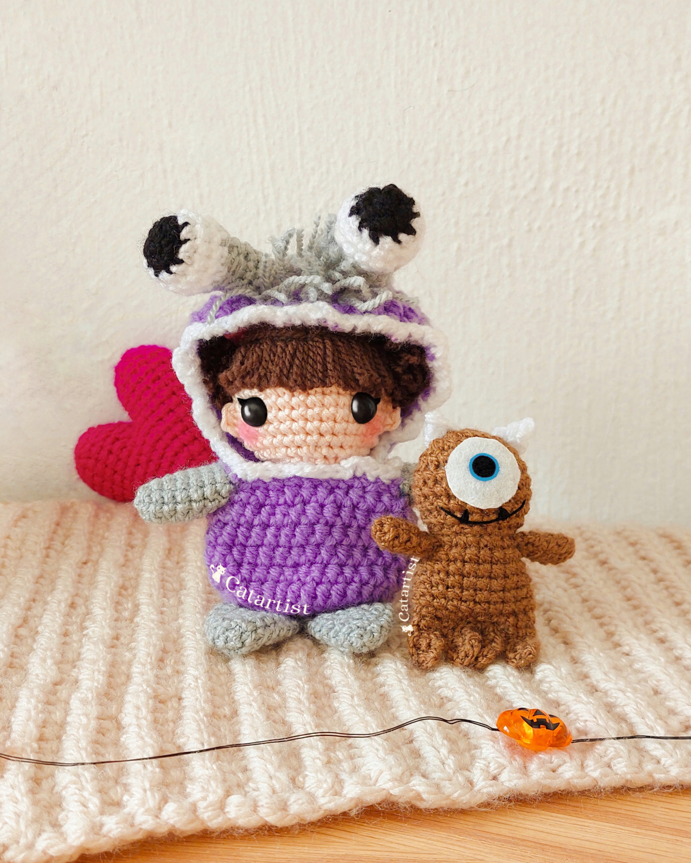 Boo con traje de monstruo 