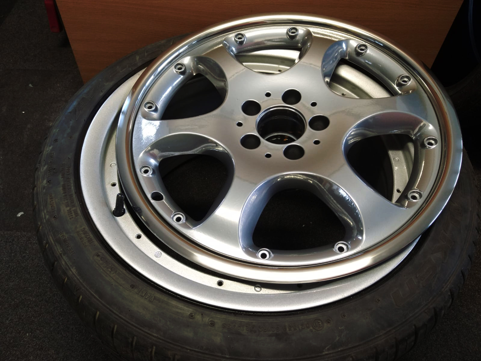 1 Single R129 Polished 18" Wheel Trim