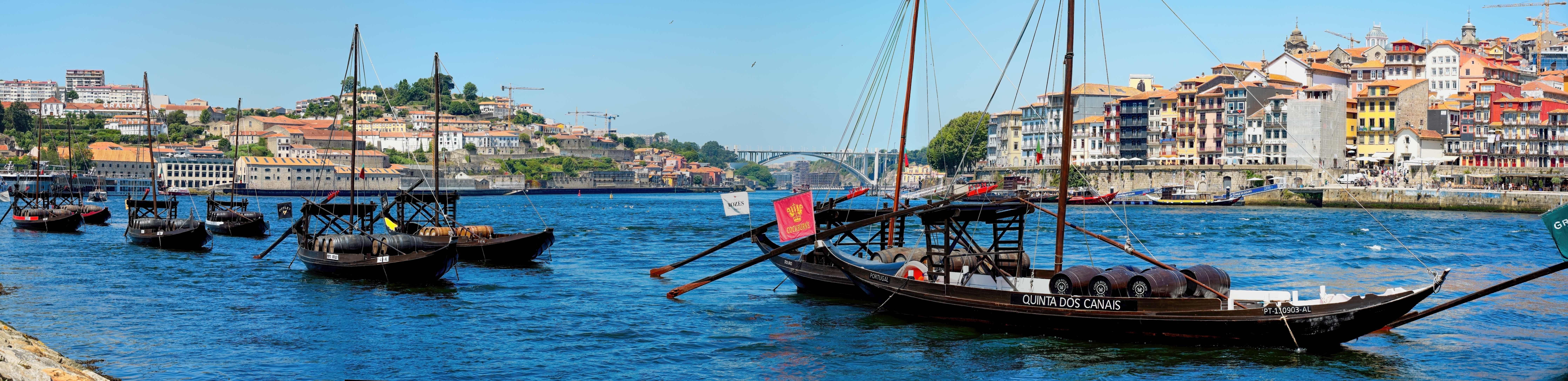 Panorama print van de rabelo bootjes in Porto