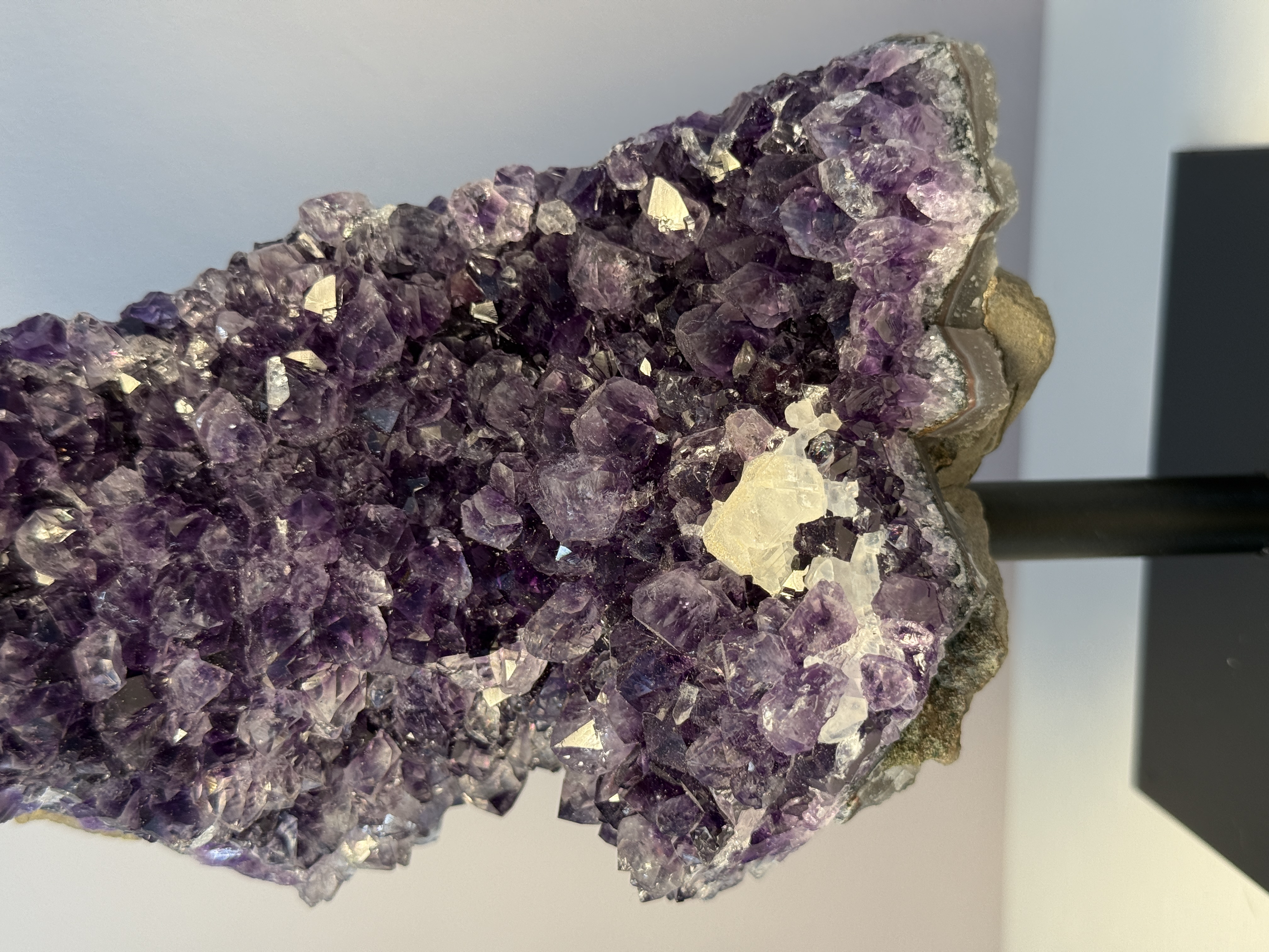 Ametisto drūza ant stovo 960g