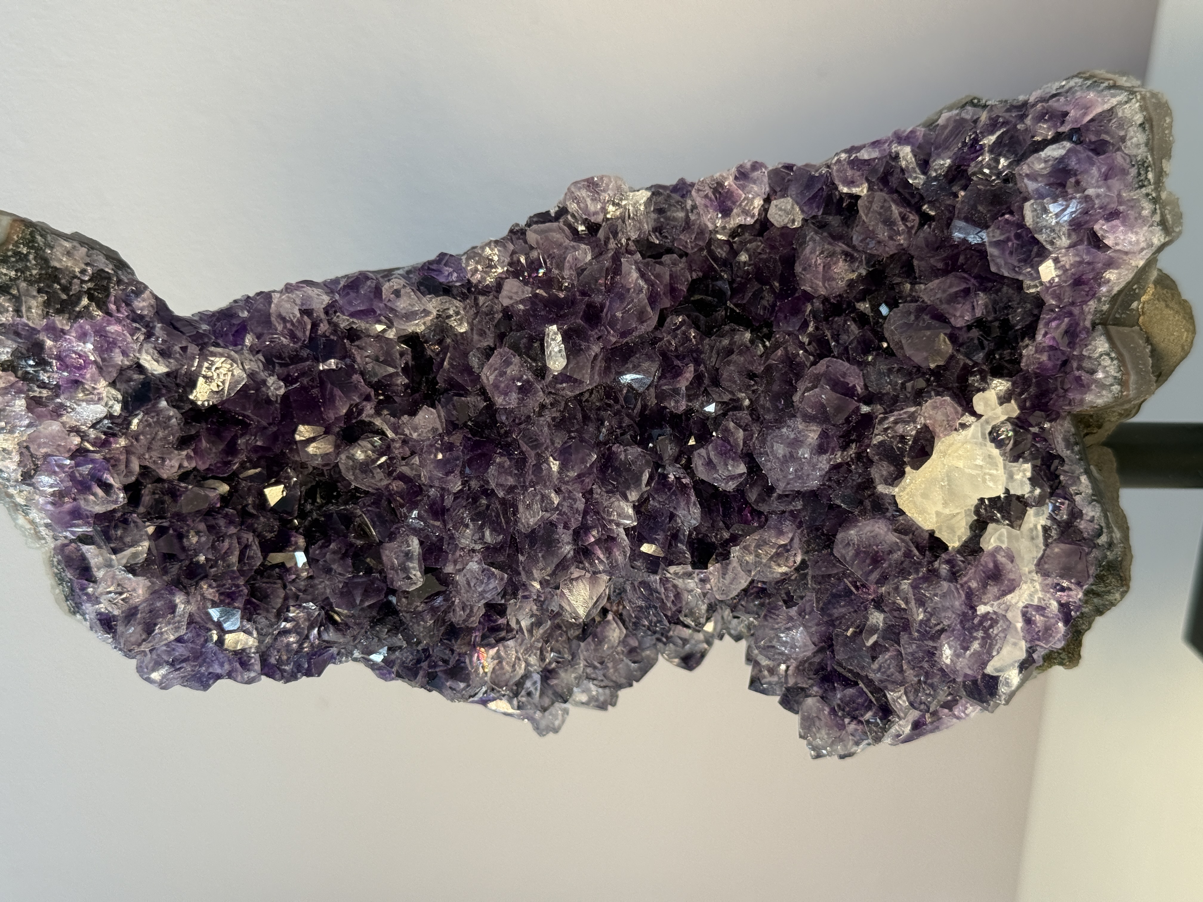 Ametisto drūza ant stovo 960g