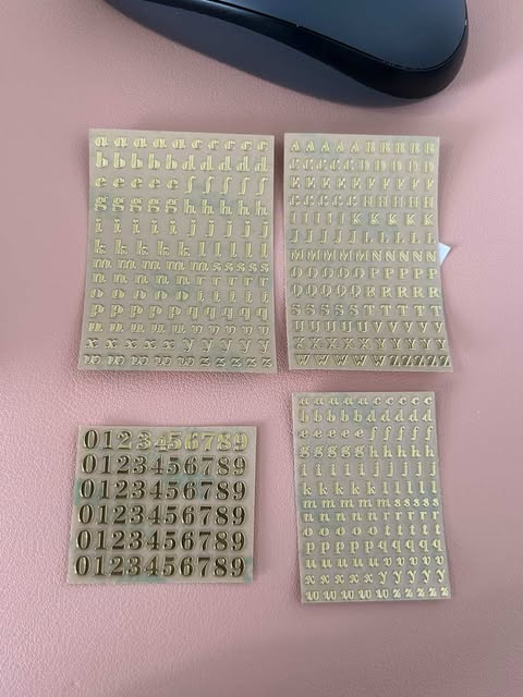 Etiquetas de letras doradas 
