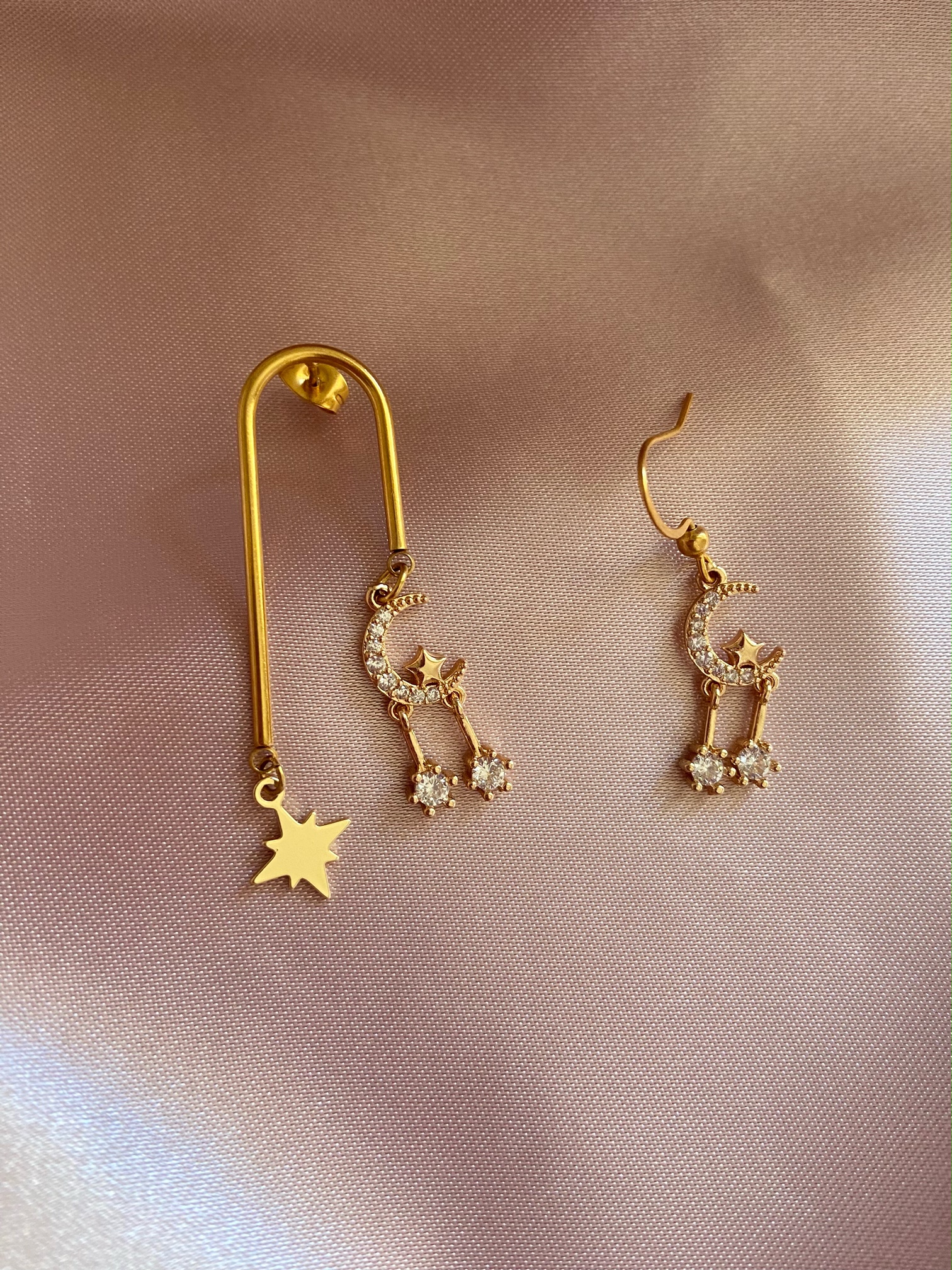 Boucles d'oreilles asymétriques étoile et lune