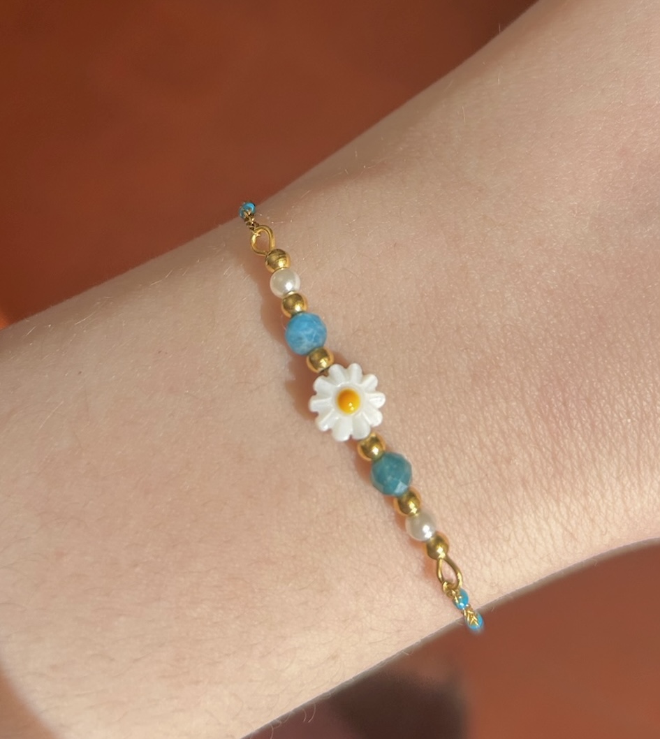 Bracelet marguerite nacre et apatite bleue