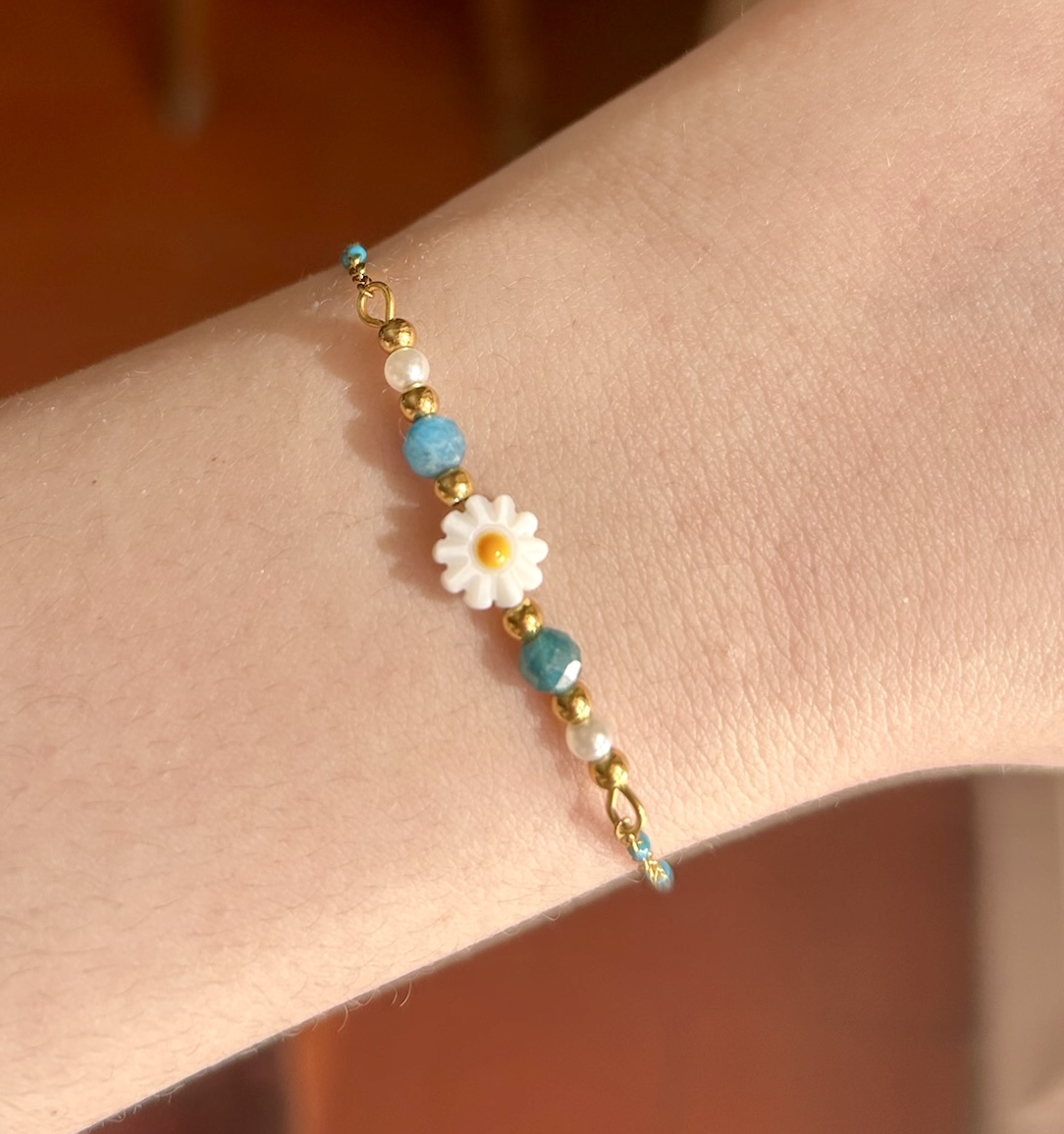 Bracelet marguerite nacre et apatite bleue