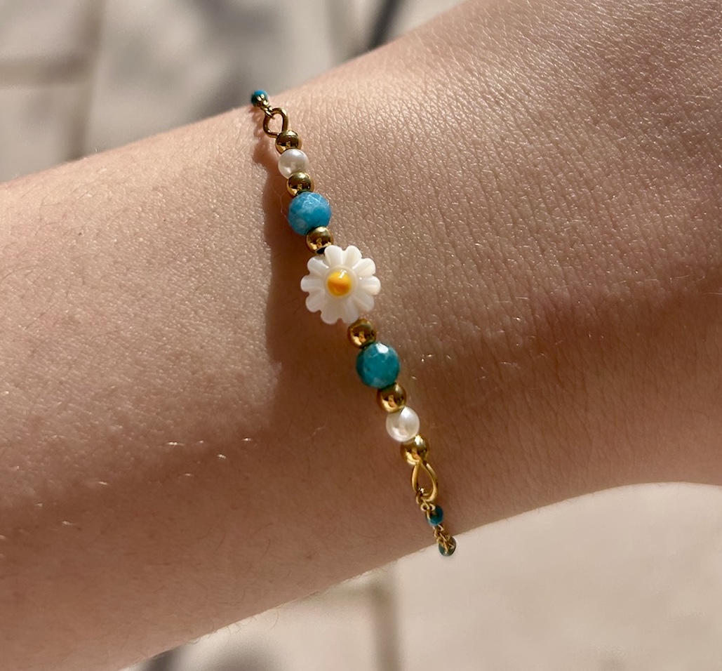 Bracelet marguerite nacre et apatite bleue