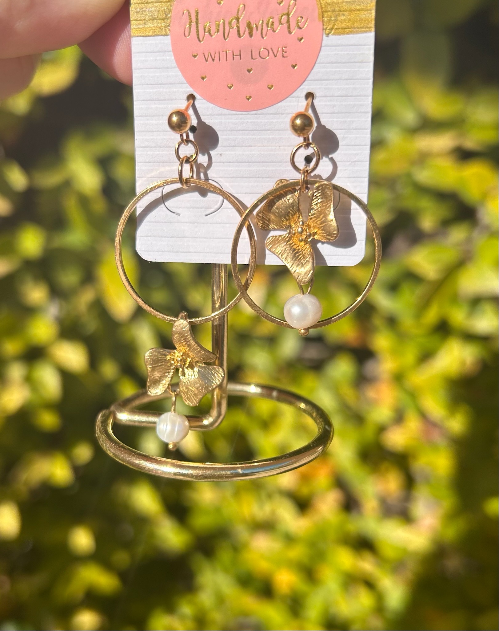 Boucles d'oreilles orchidées et perles d'eau douce - asymétriques ou personnalisables