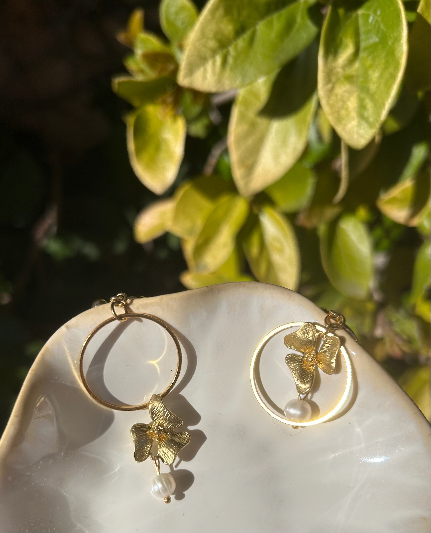 Boucles d'oreilles orchidées et perles d'eau douce - asymétriques ou personnalisables