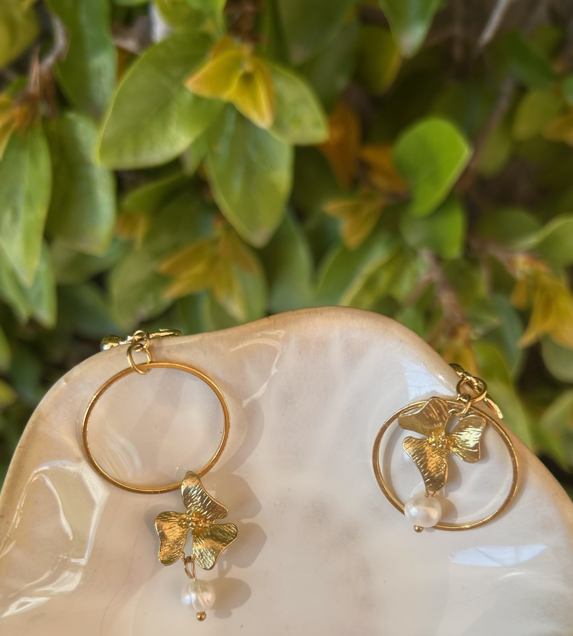 Boucles d'oreilles orchidées et perles d'eau douce - asymétriques ou personnalisables