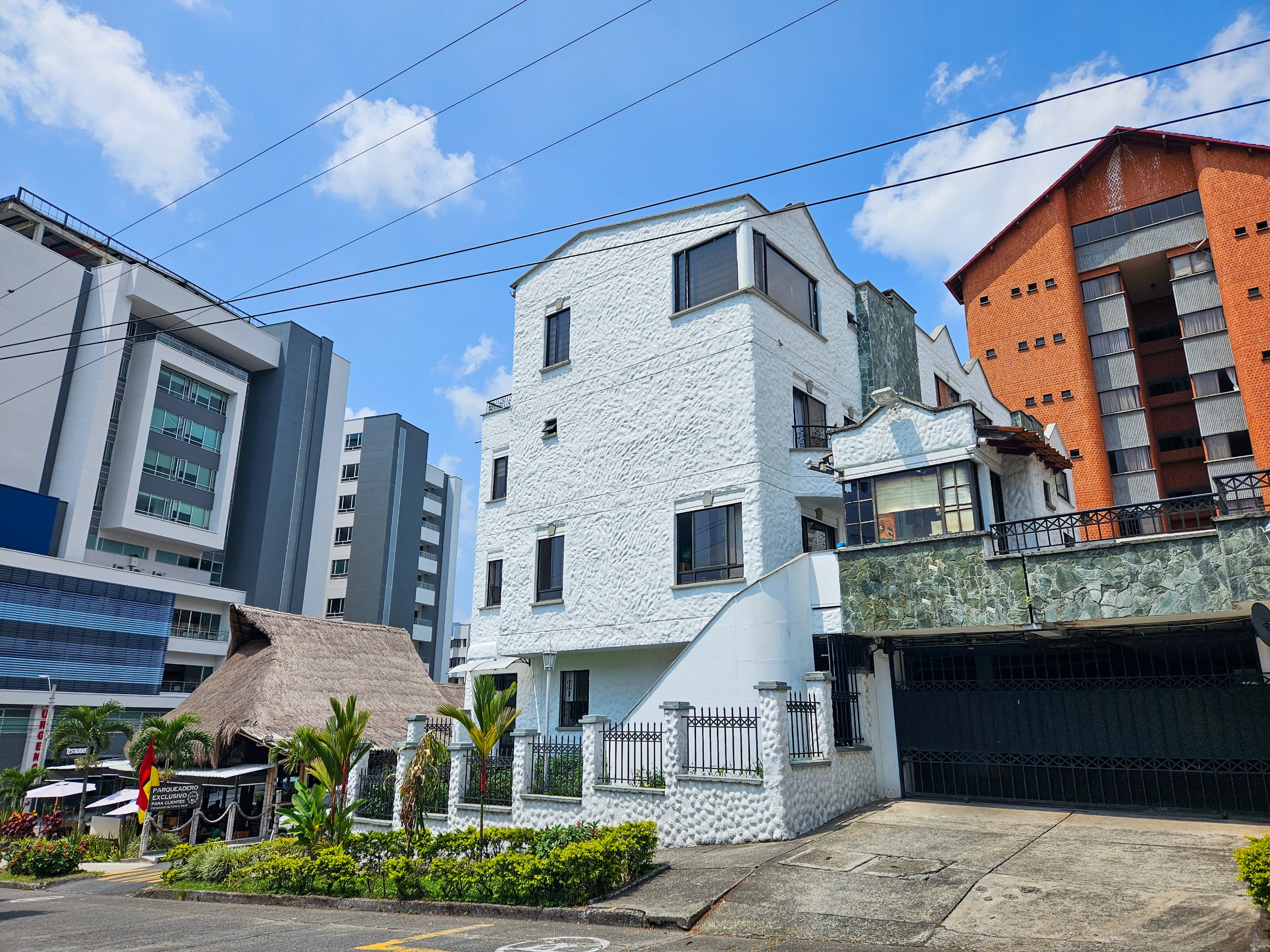 MODERNA CASA EN VENTA PINARES PEREIRA
