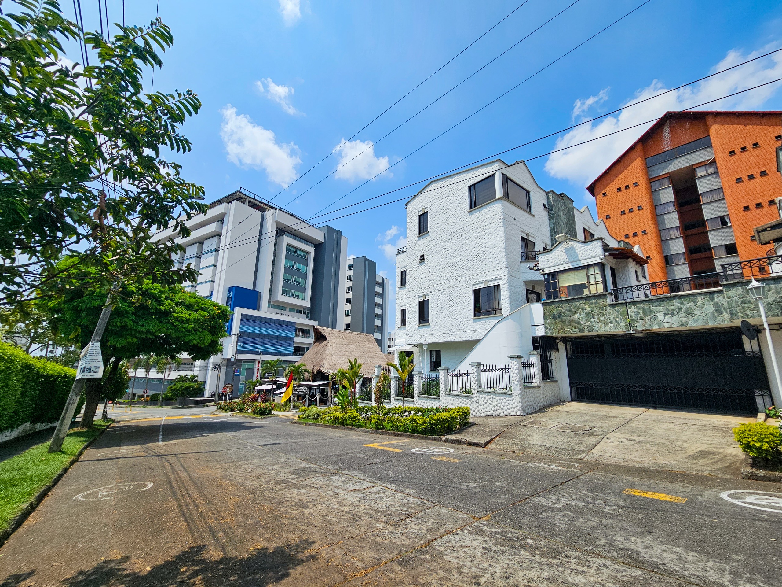 MODERNA CASA EN VENTA PINARES PEREIRA