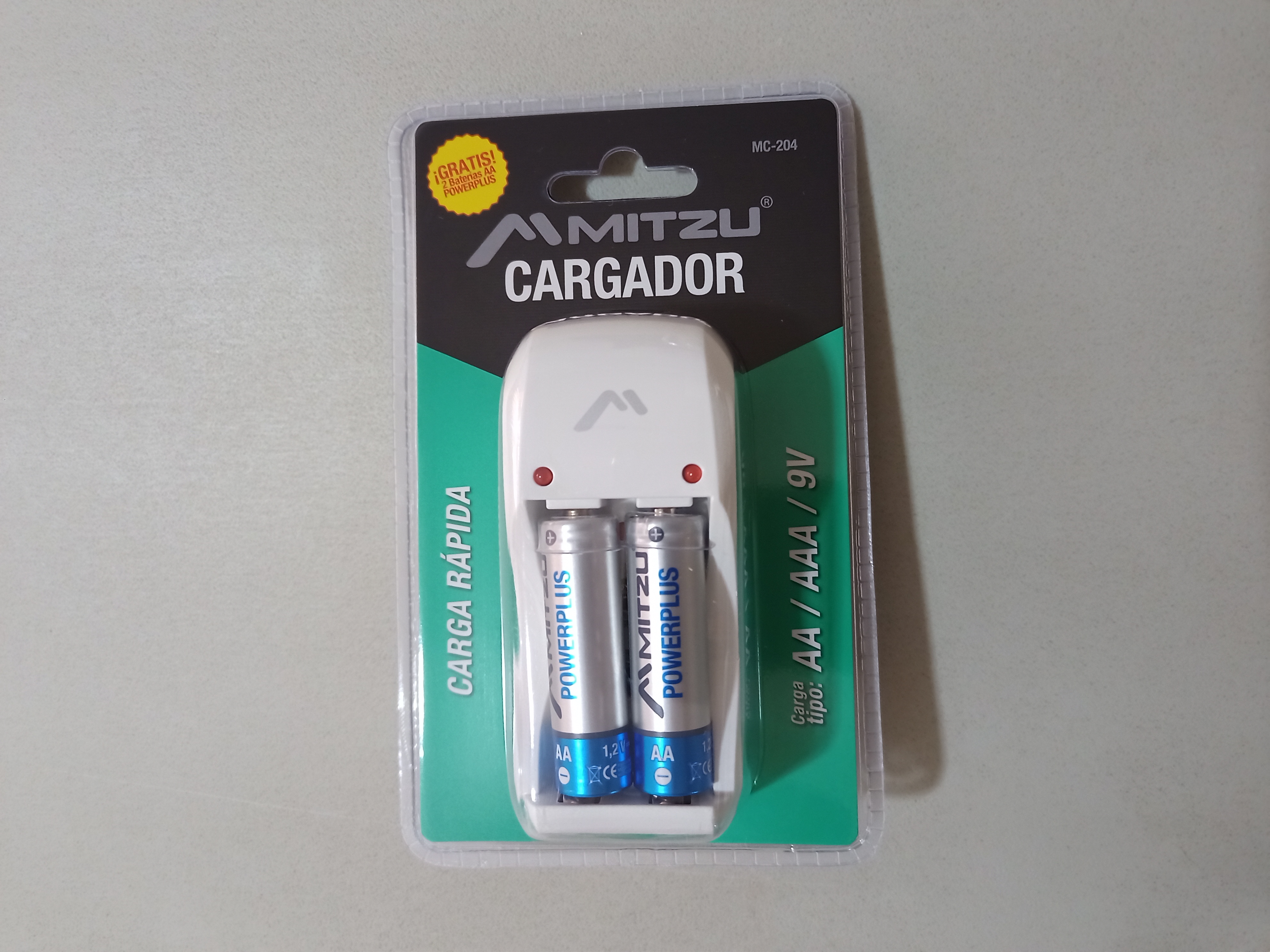 Cargador de pilas AA, AAA y 9V incluye 2 pilas AA y clavija