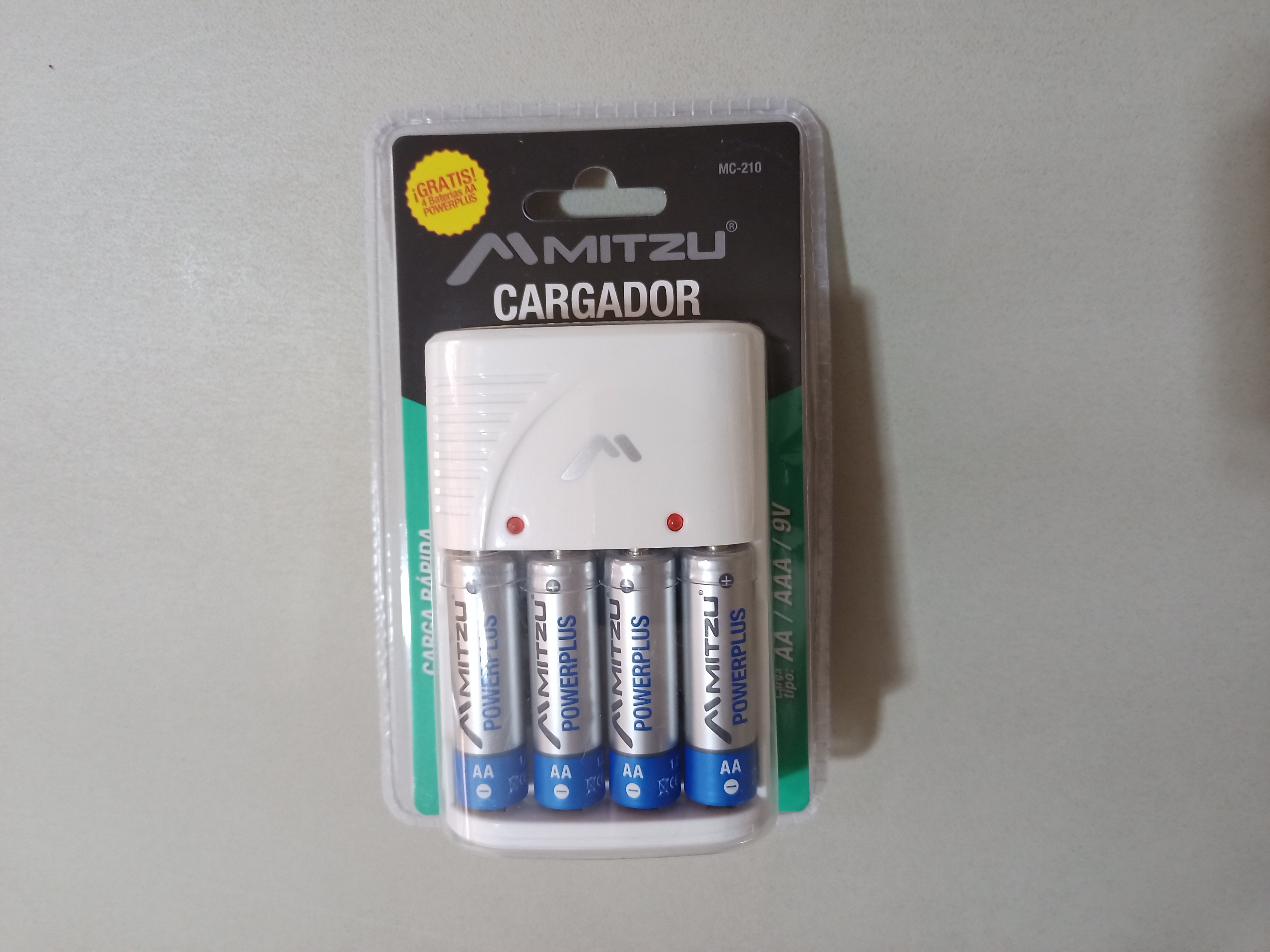 Cargador de 4 pilas AA, AAA y 9V de clavija, incluye 4 pilas