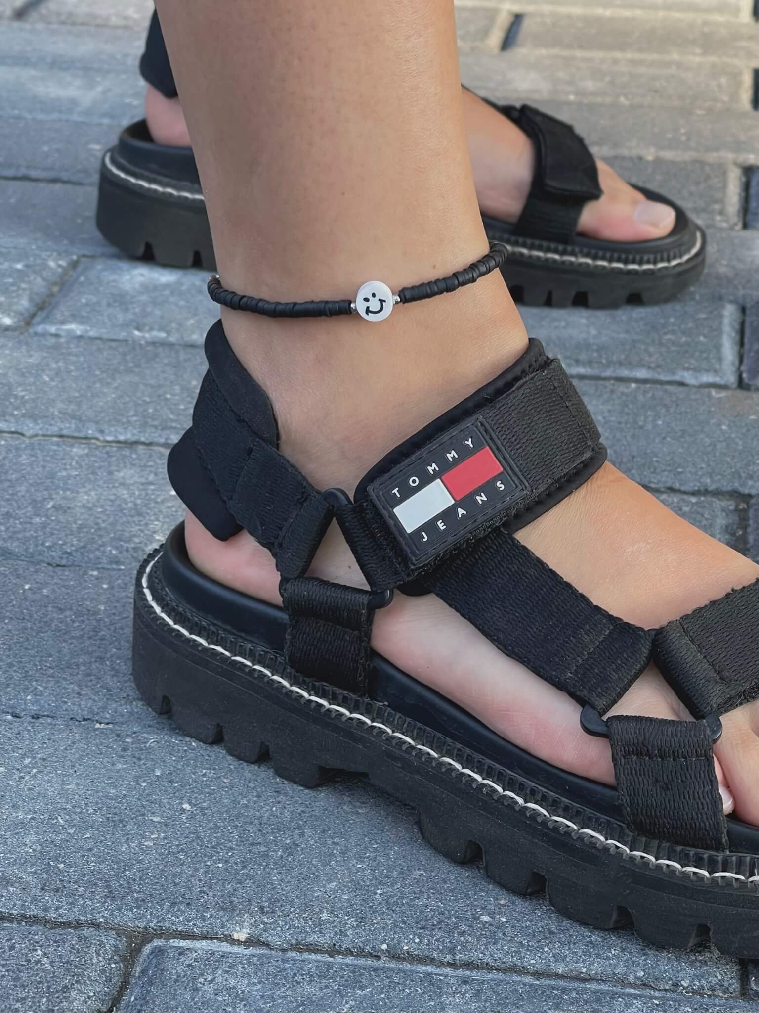Juoda apykojė su šypsena