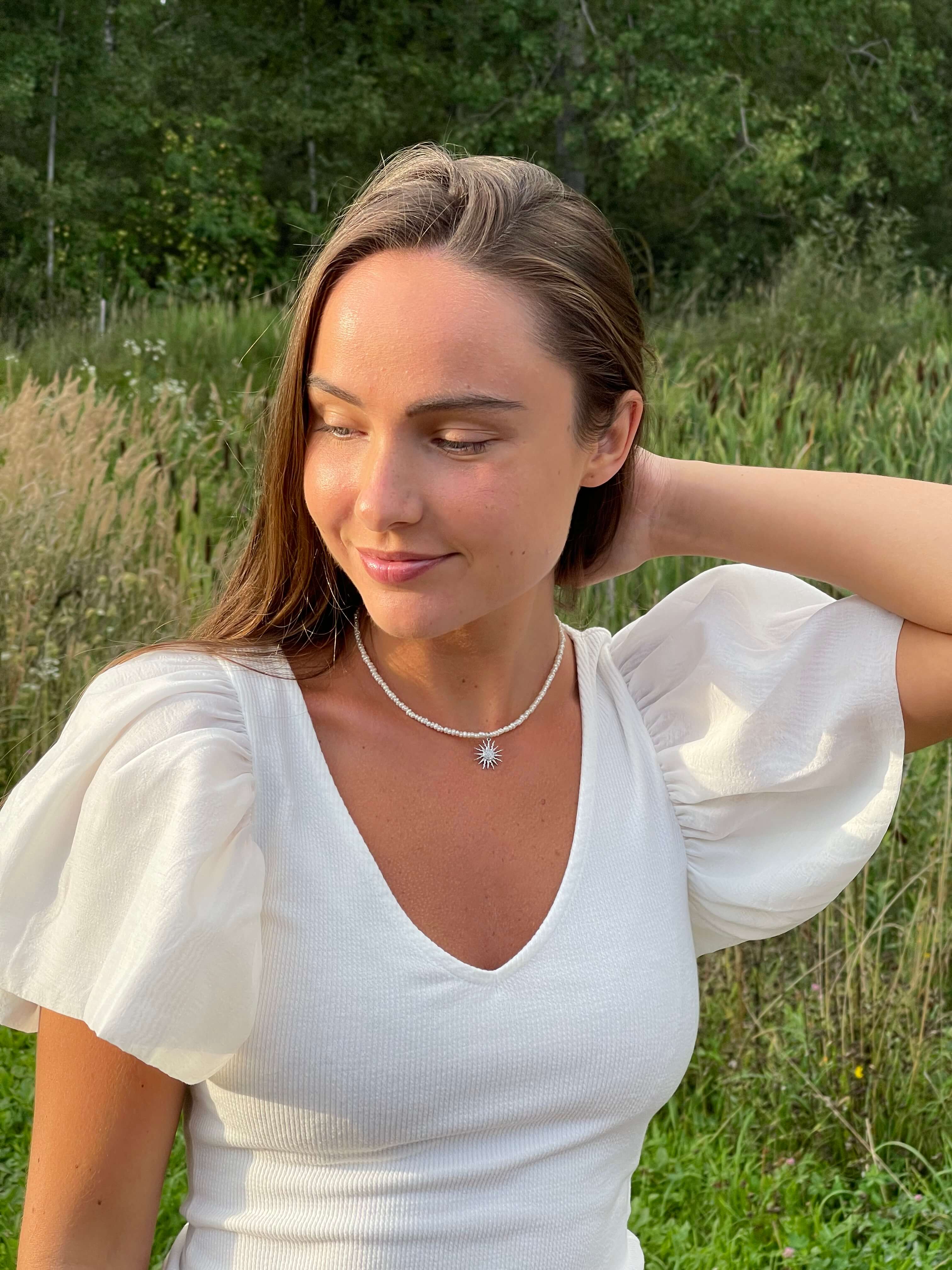 Smulkių perlų vėrinys su sidabrine saule