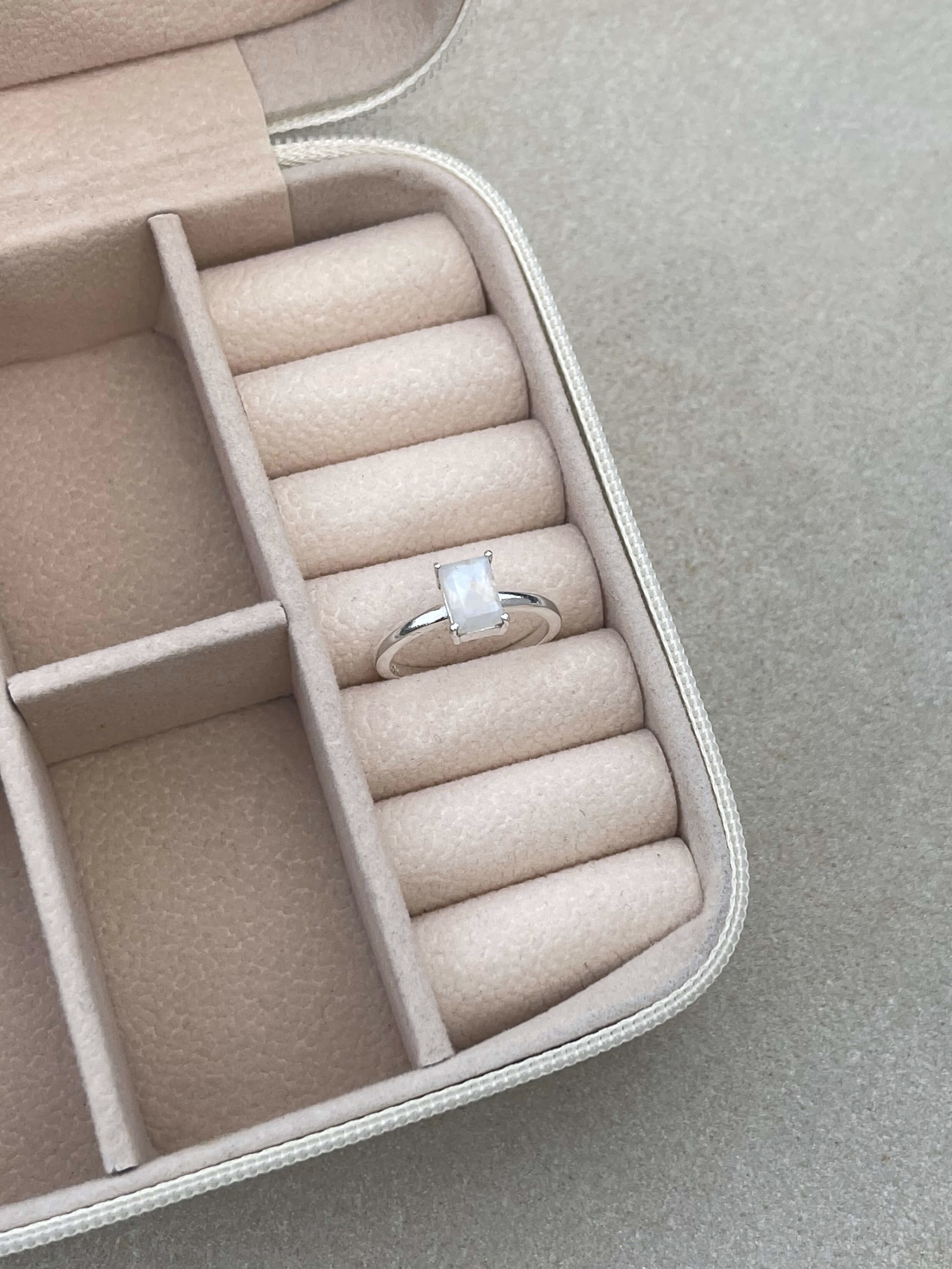 Žiedas su mėnulio akmeniu, 6 dydis (16.5 mm)