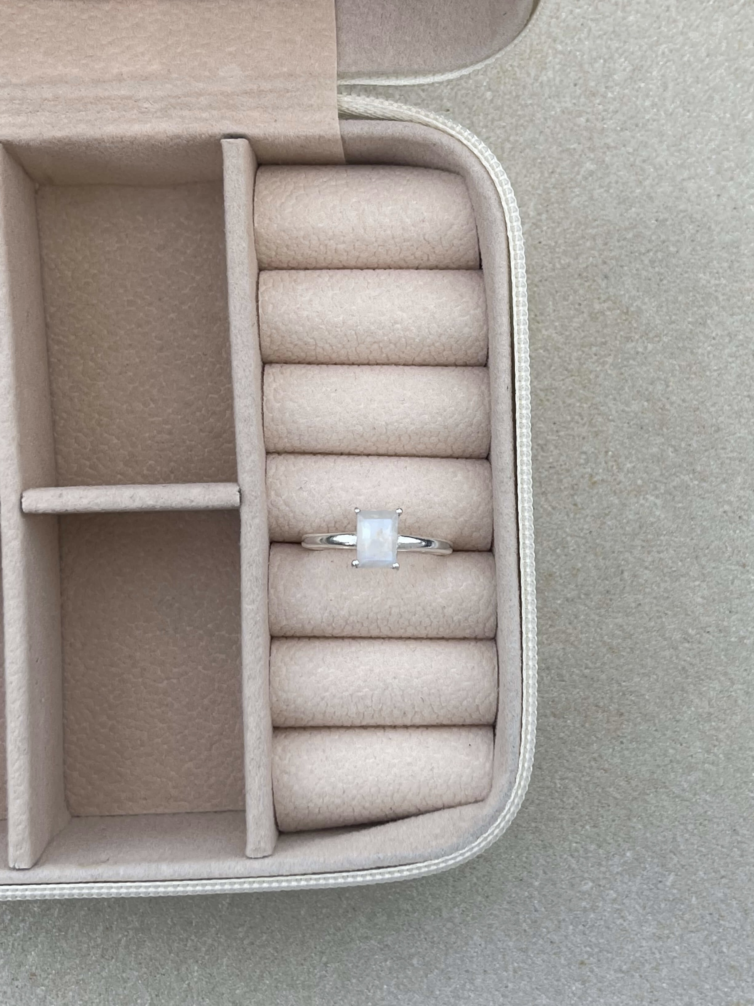 Žiedas su mėnulio akmeniu, 6 dydis (16.5 mm)