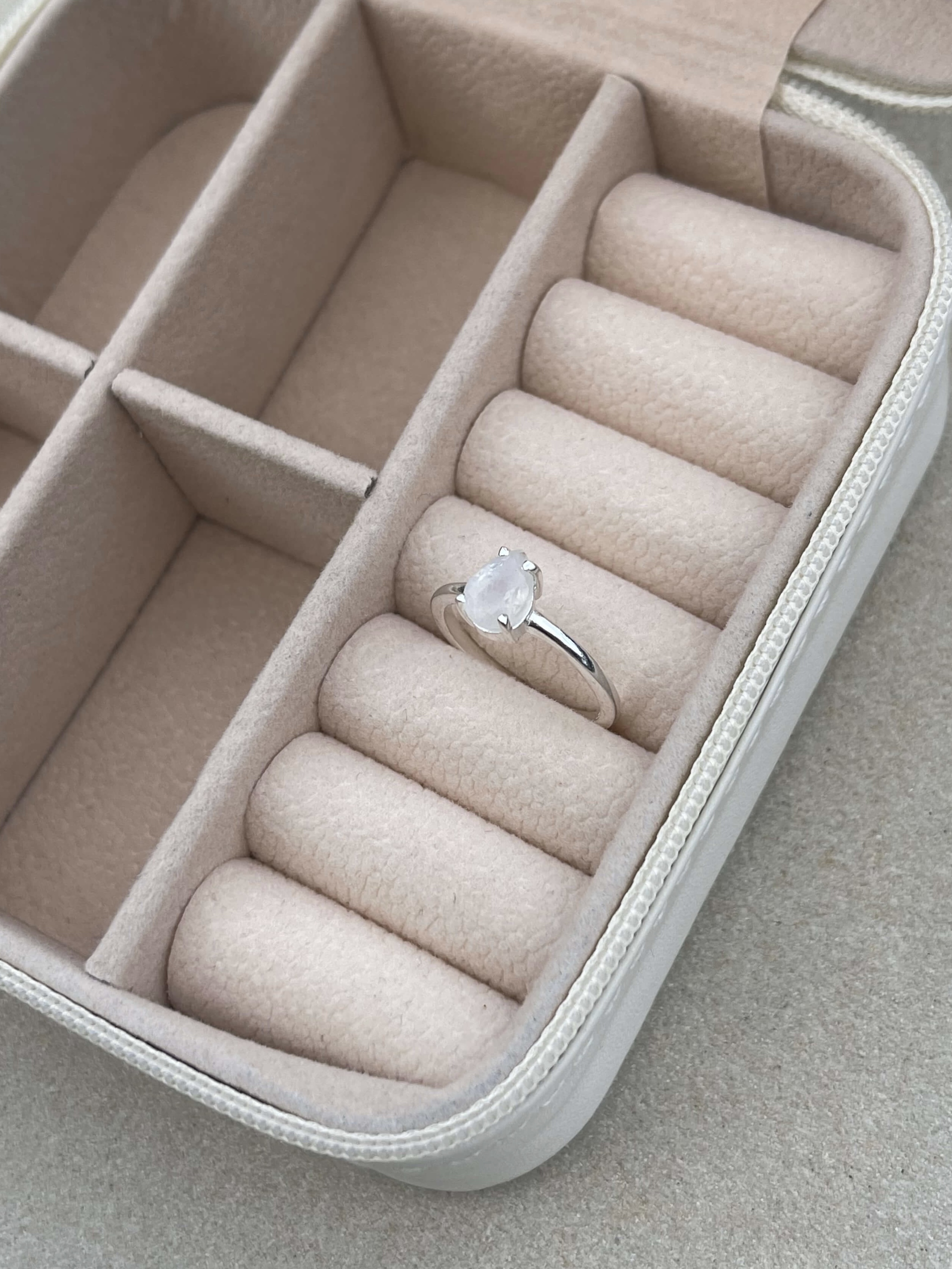 Žiedas su mėnulio akmeniu, 15.9 mm dydis