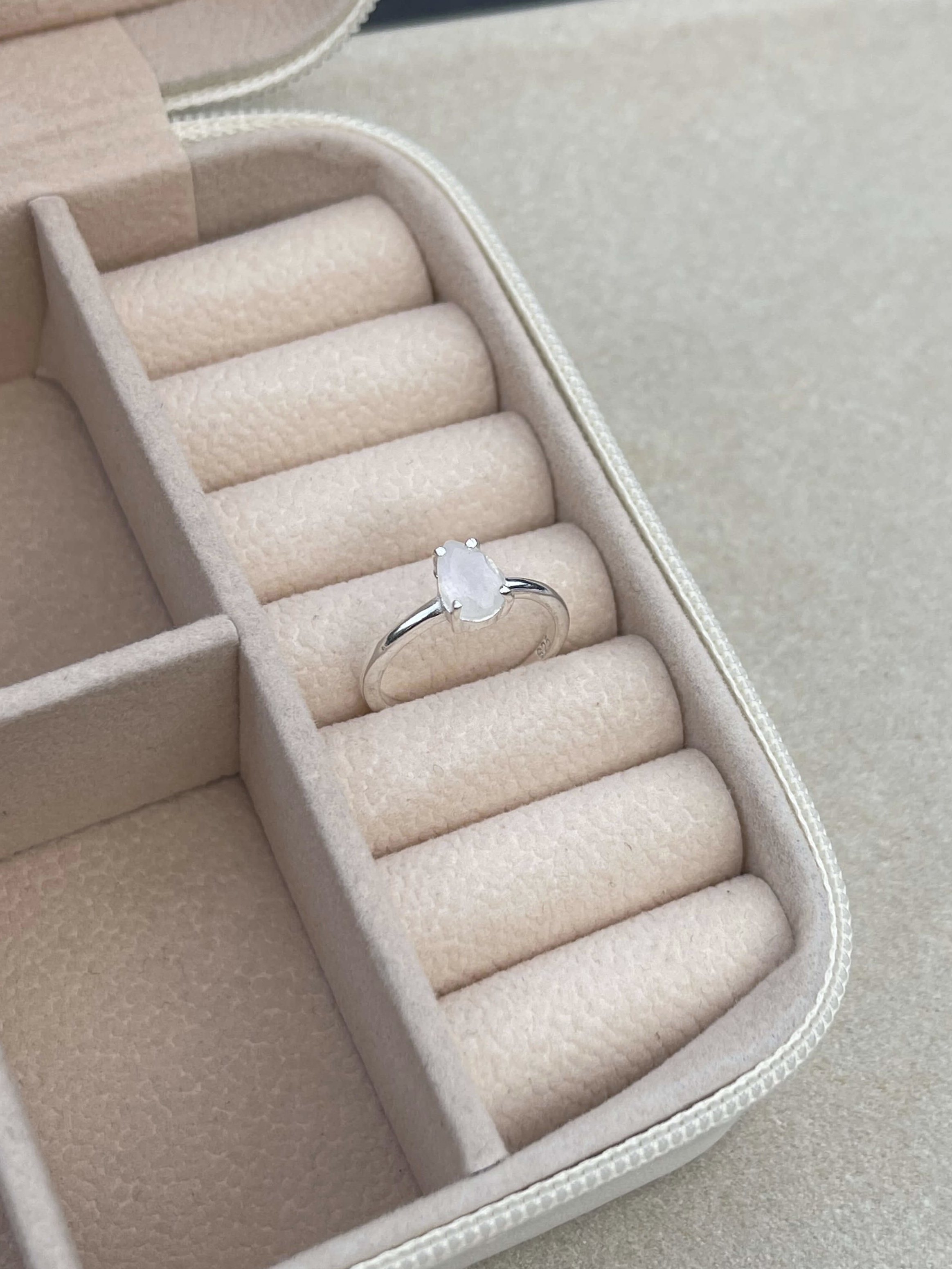 Žiedas su mėnulio akmeniu, 15.9 mm dydis