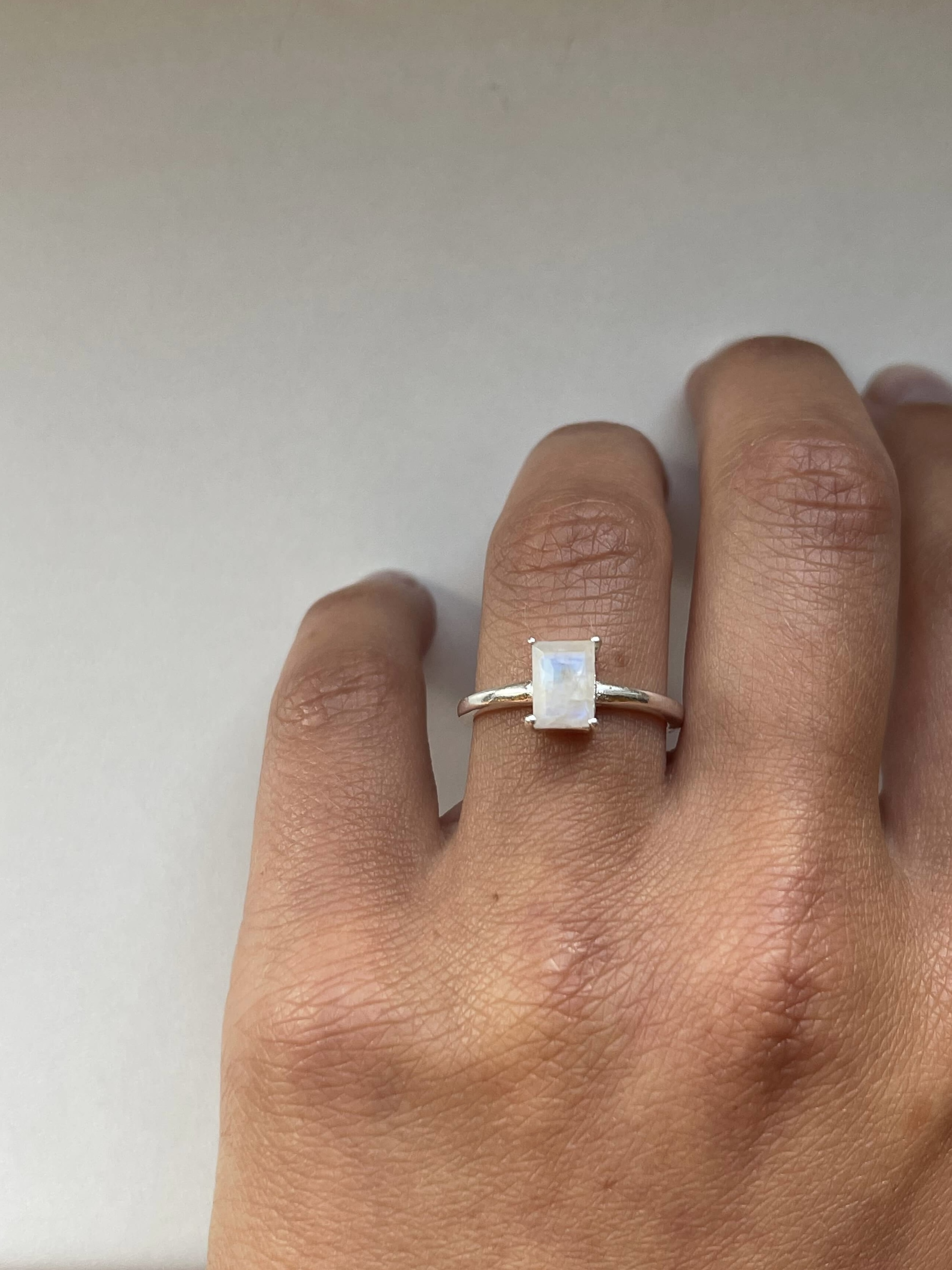 Žiedas su mėnulio akmeniu, 6 dydis (16.5 mm)
