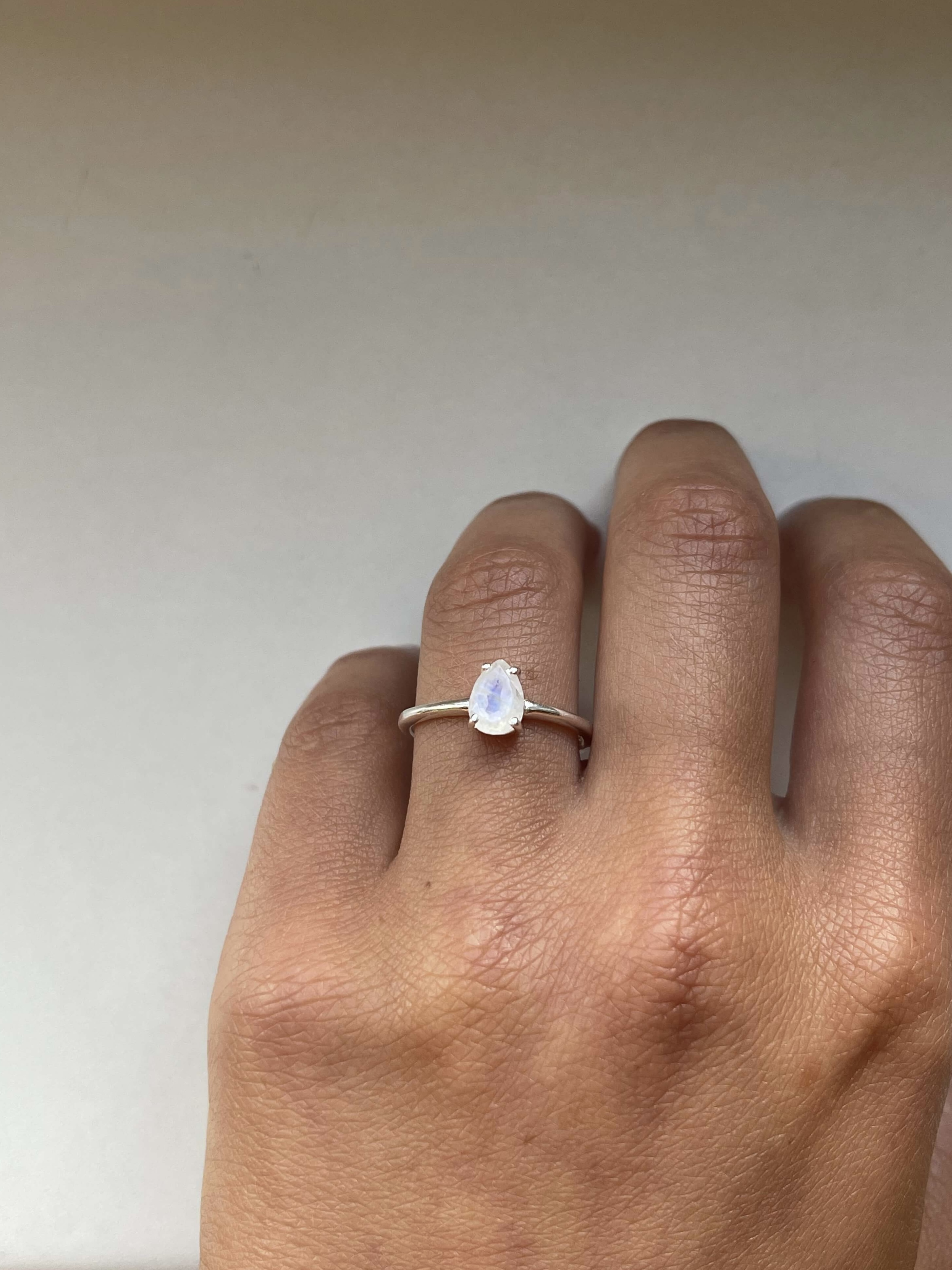 Žiedas su mėnulio akmeniu, 15.9 mm dydis