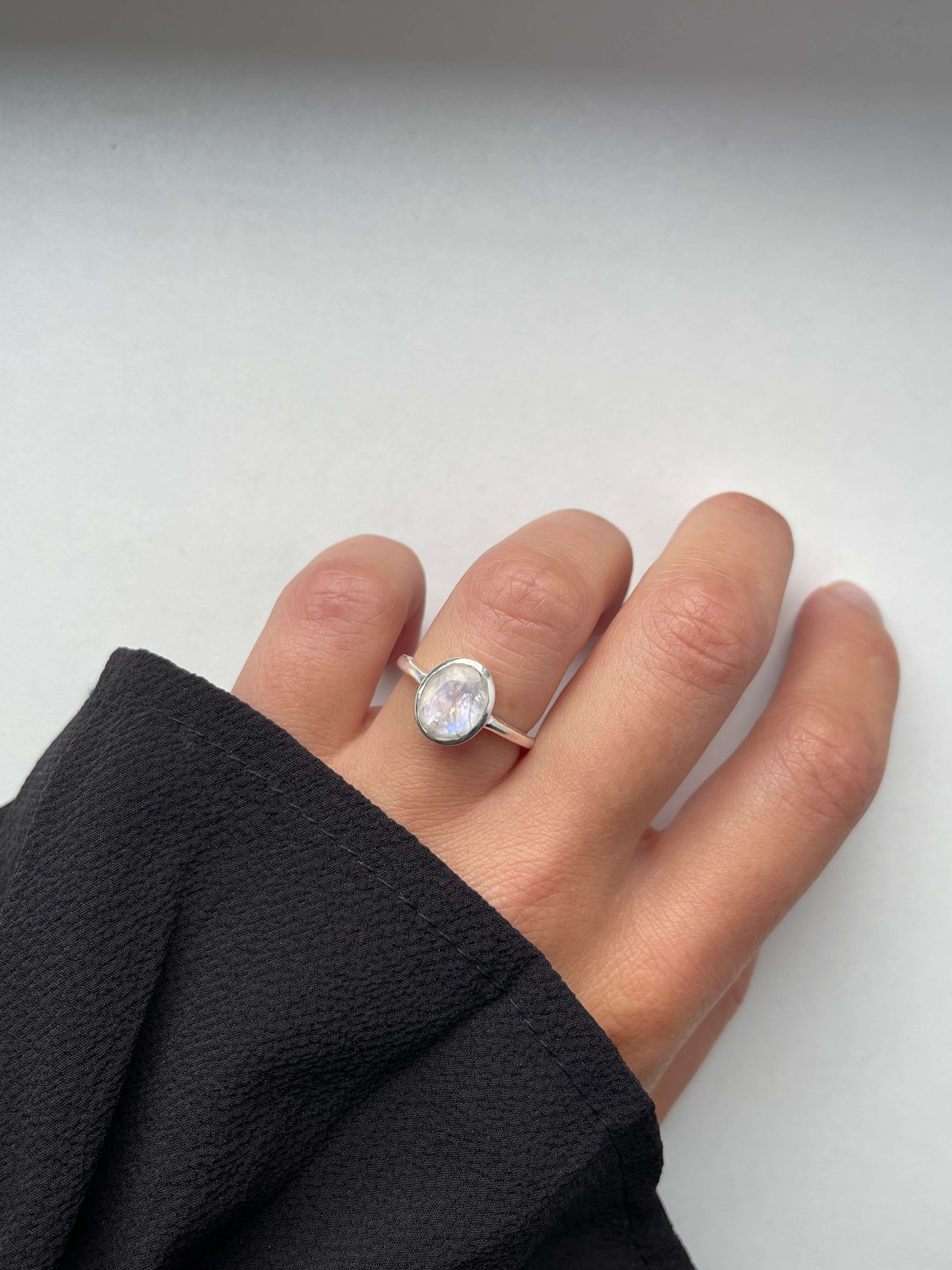 Žiedas su mėnulio akmeniu, 6 dydis (16.5 mm)