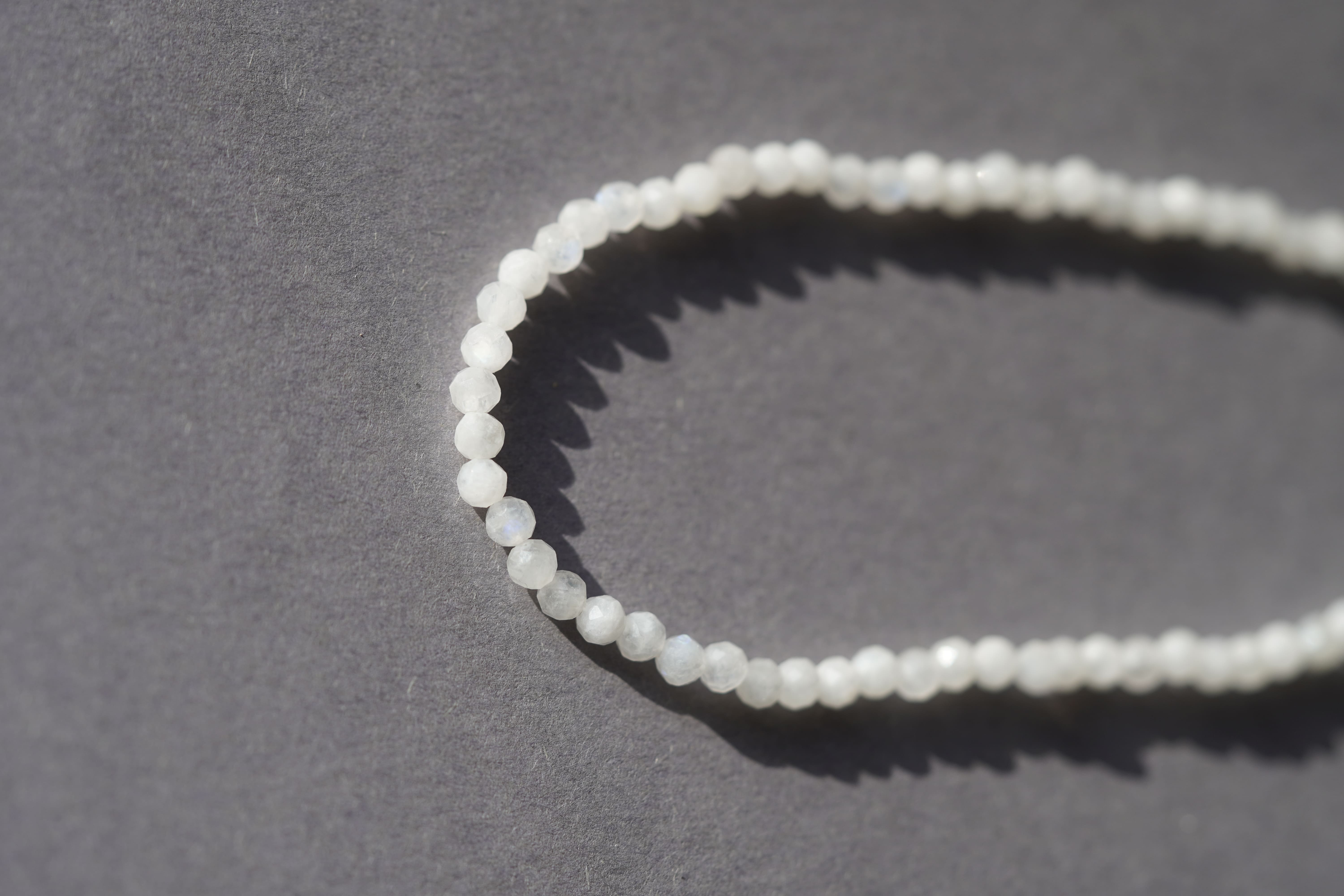 Mėnulio akmens vėrinys, 3 mm briaunuotas