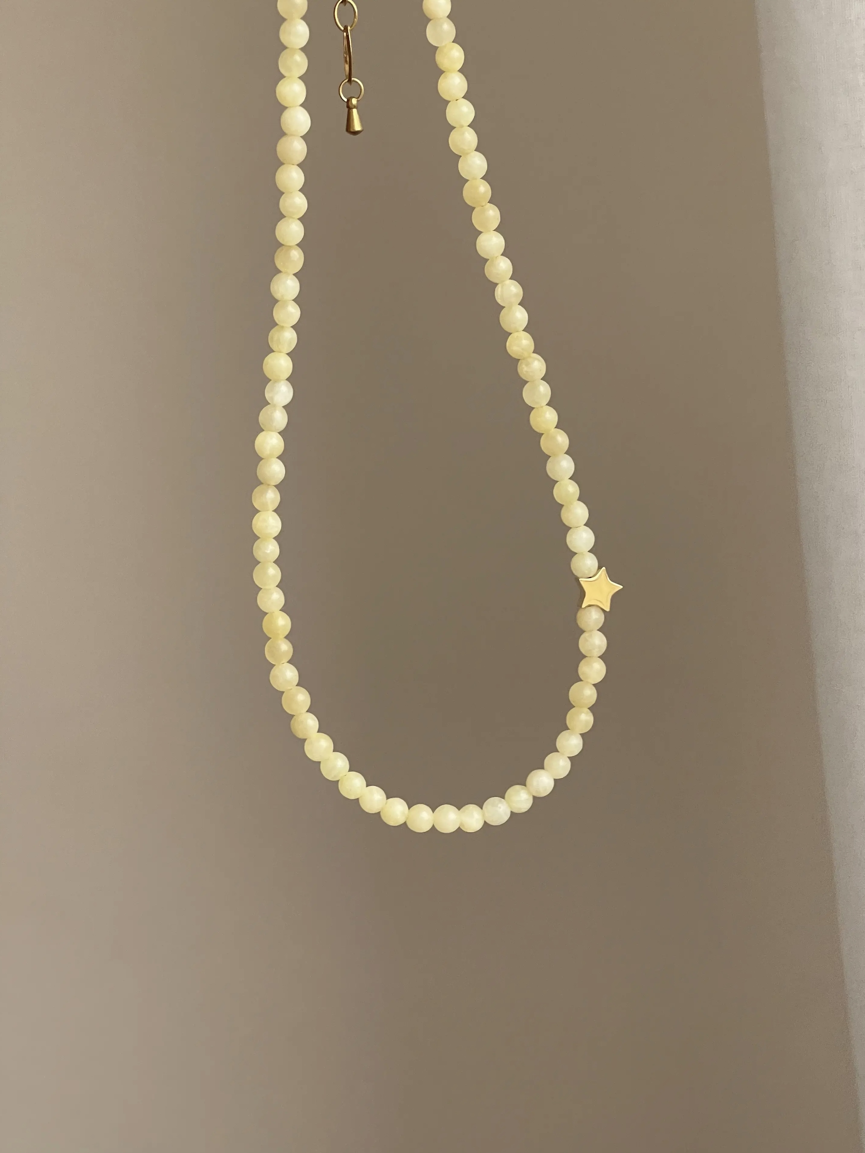 Geltono kalcito vėrinys su žvaigždute, 4 mm
