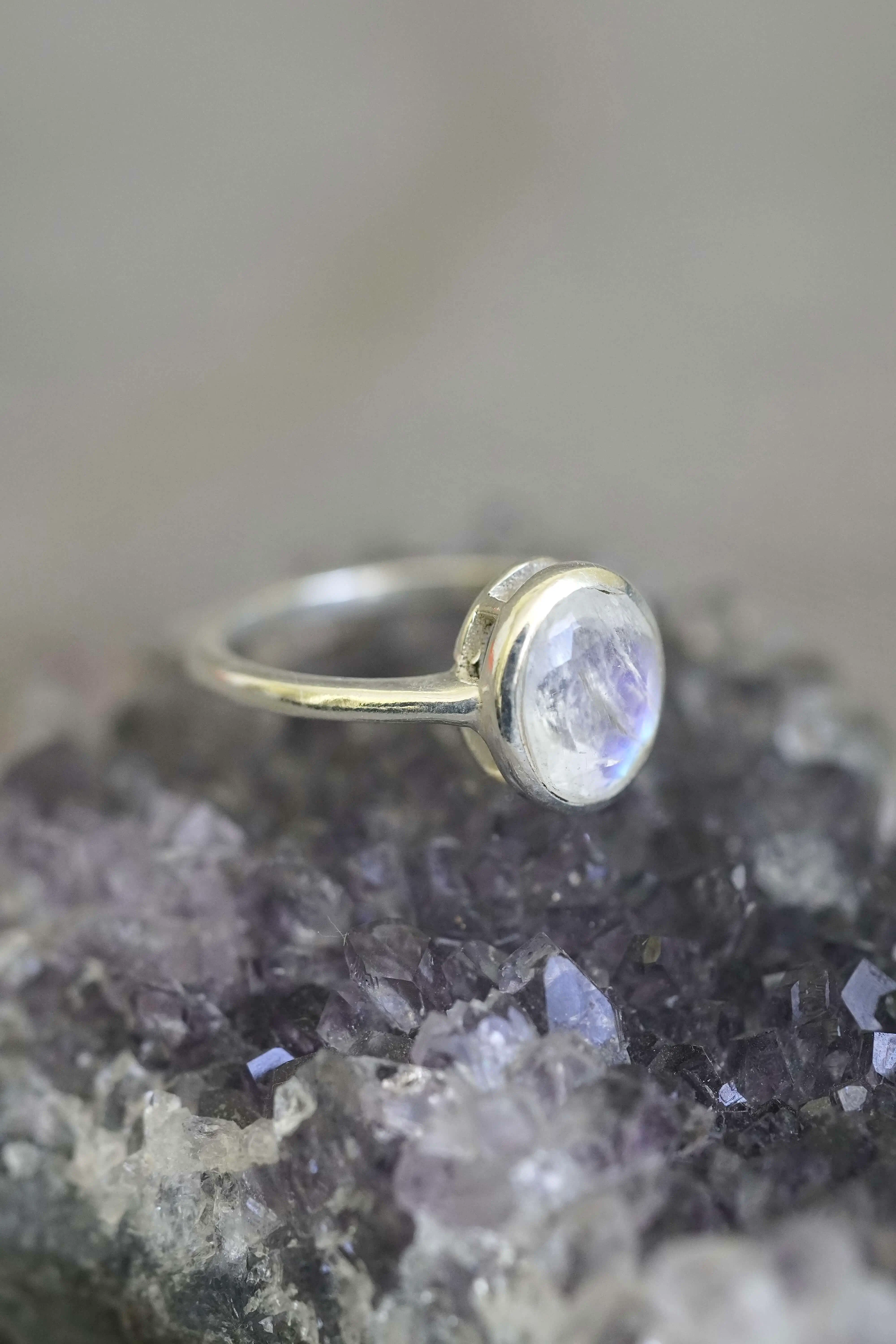 Žiedas su mėnulio akmeniu, 6 dydis (16.5 mm)