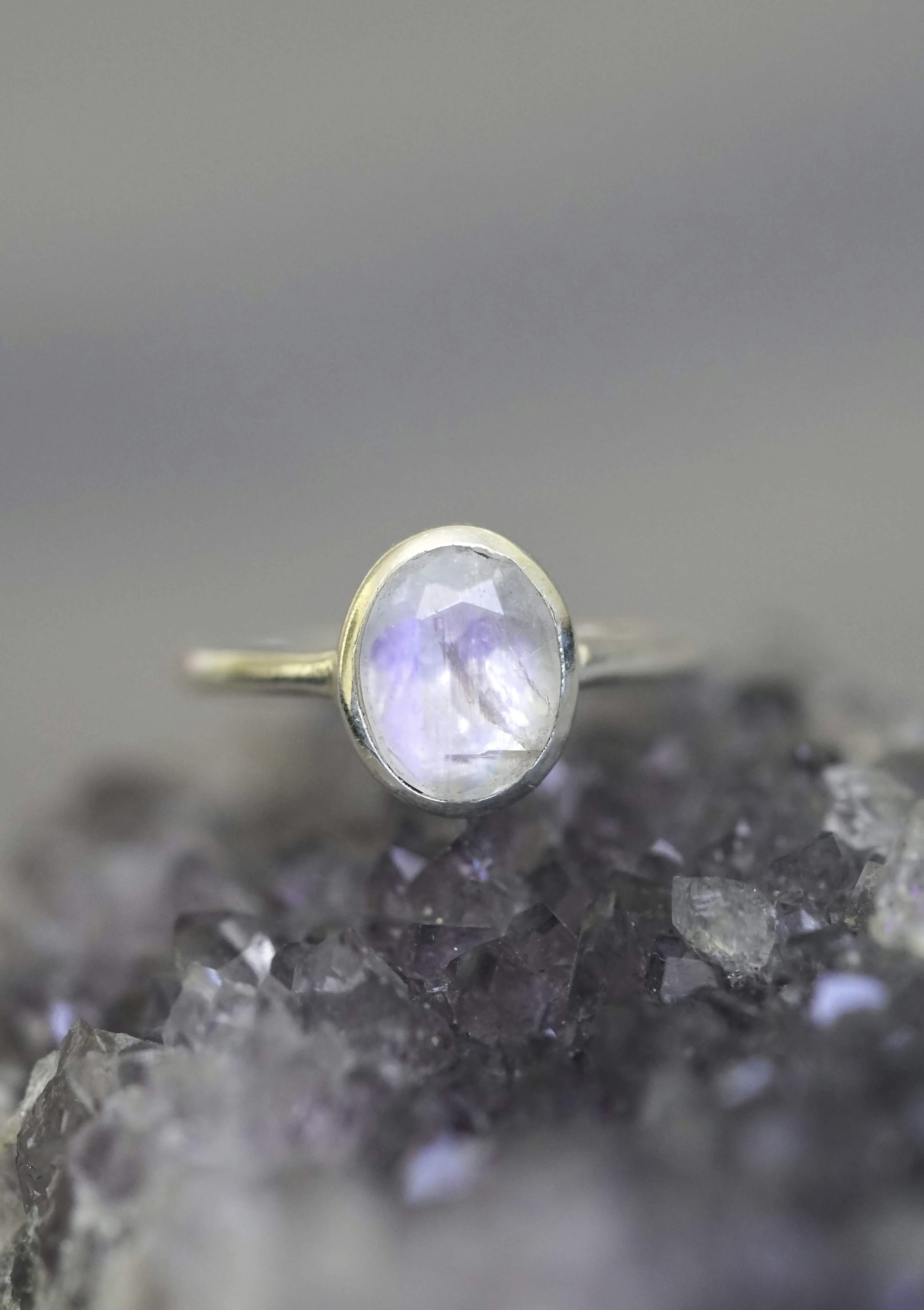 Žiedas su mėnulio akmeniu, 6 dydis (16.5 mm)