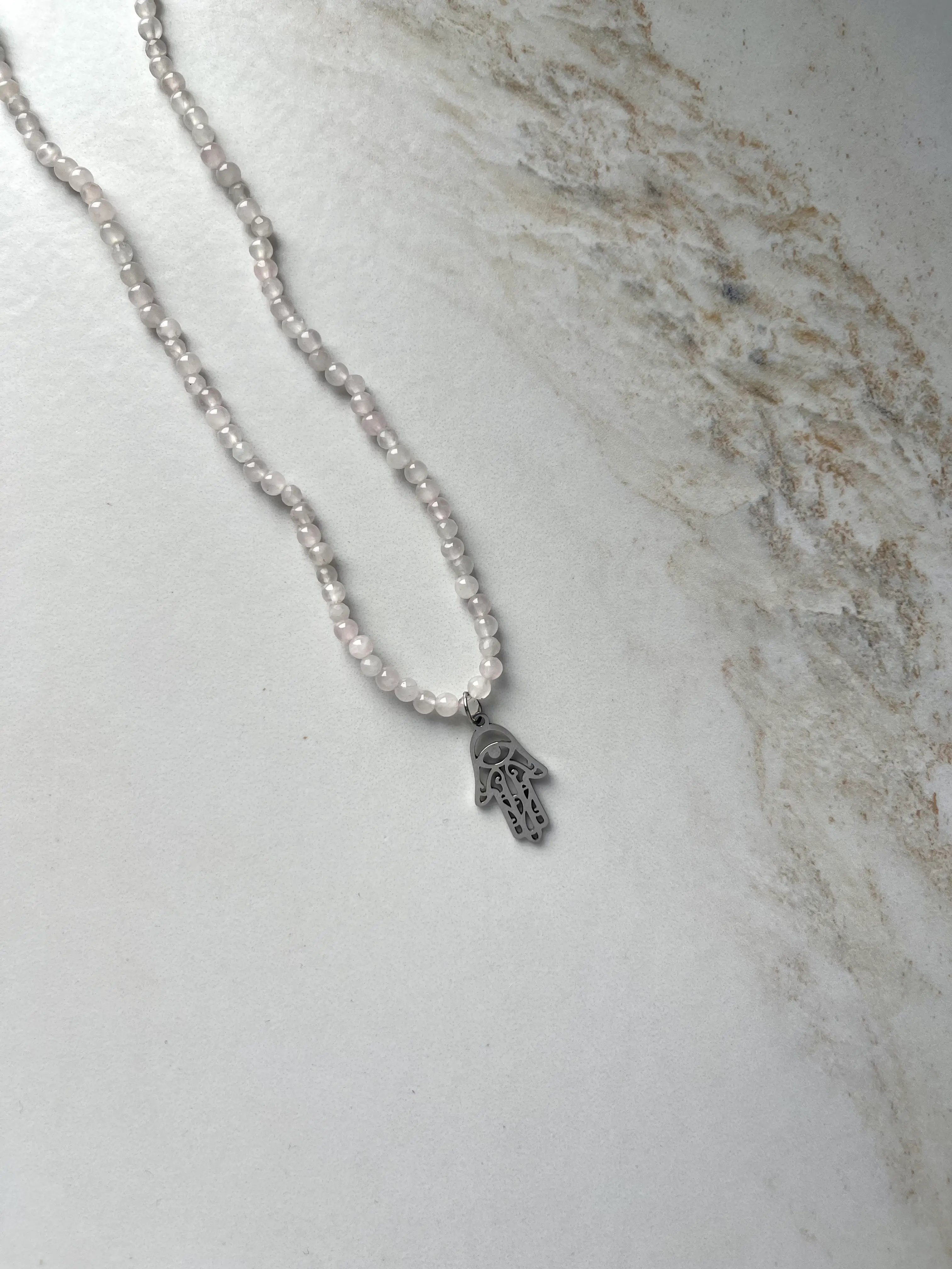Rožinio kvarco vėrinys su Fatimos rankos pakabuku, 3 mm