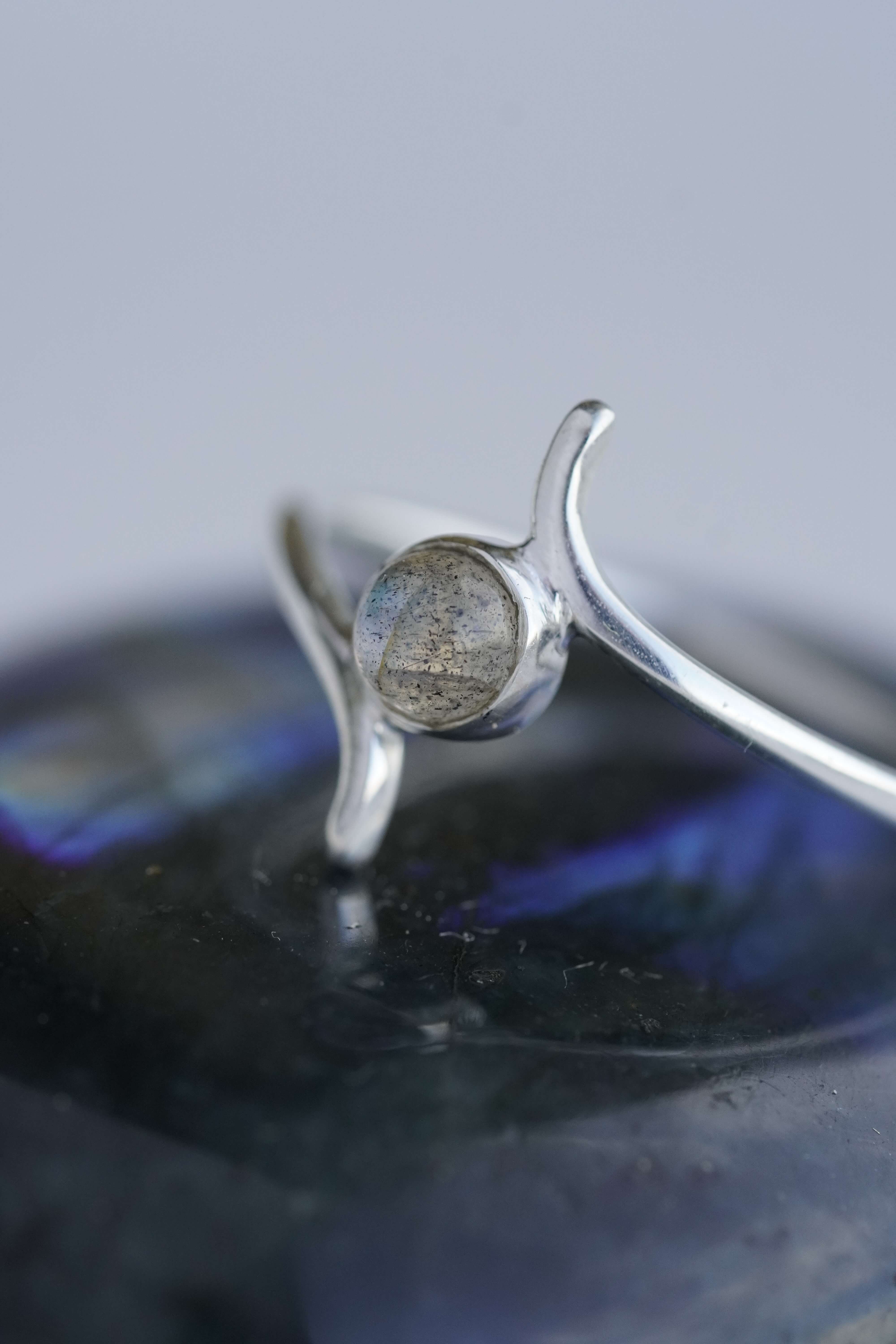 Žiedas su labradoritu, 17.1 mm