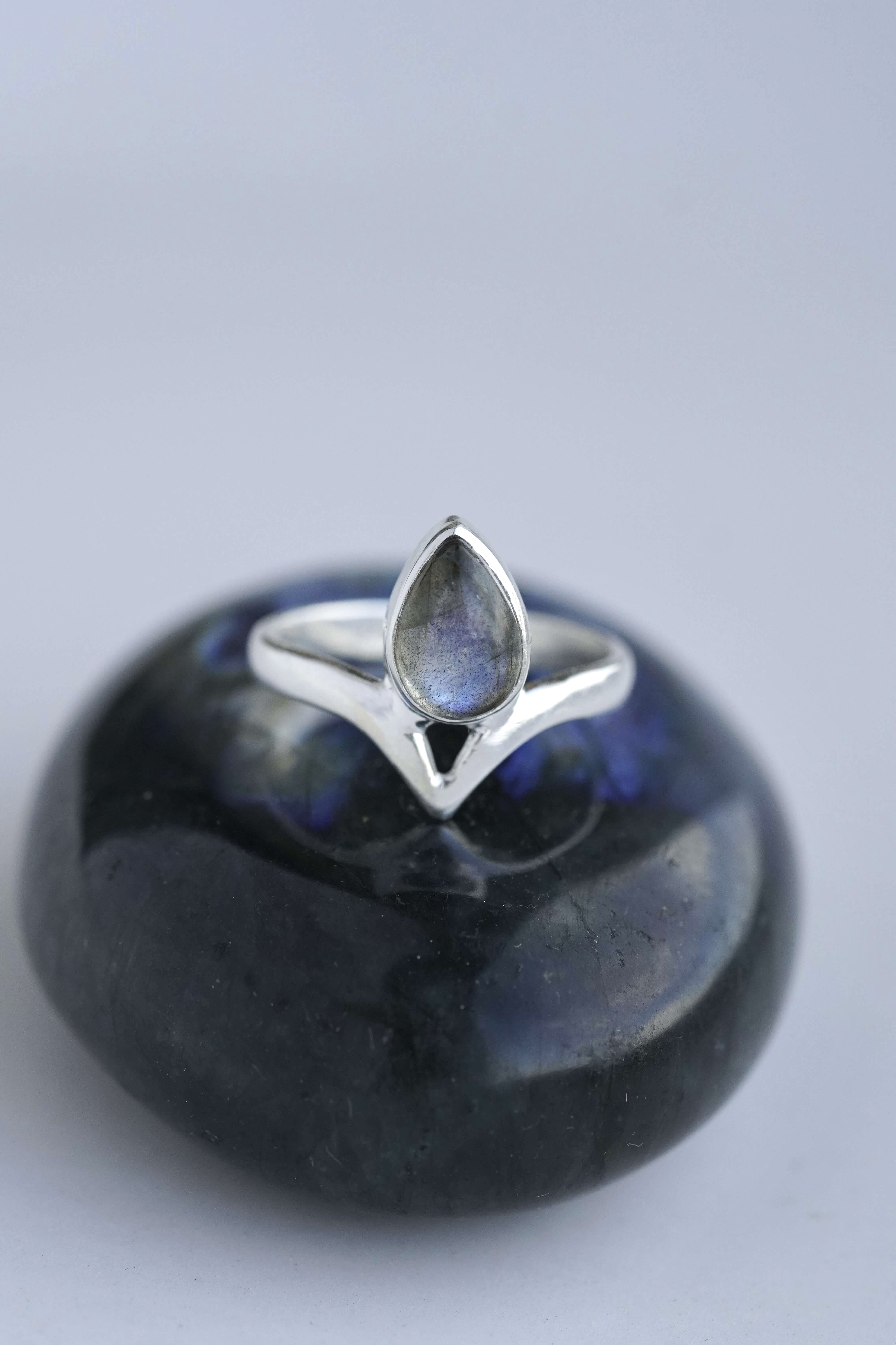 Žiedas su labradoritu, 5.5 dydis (16.1 mm)