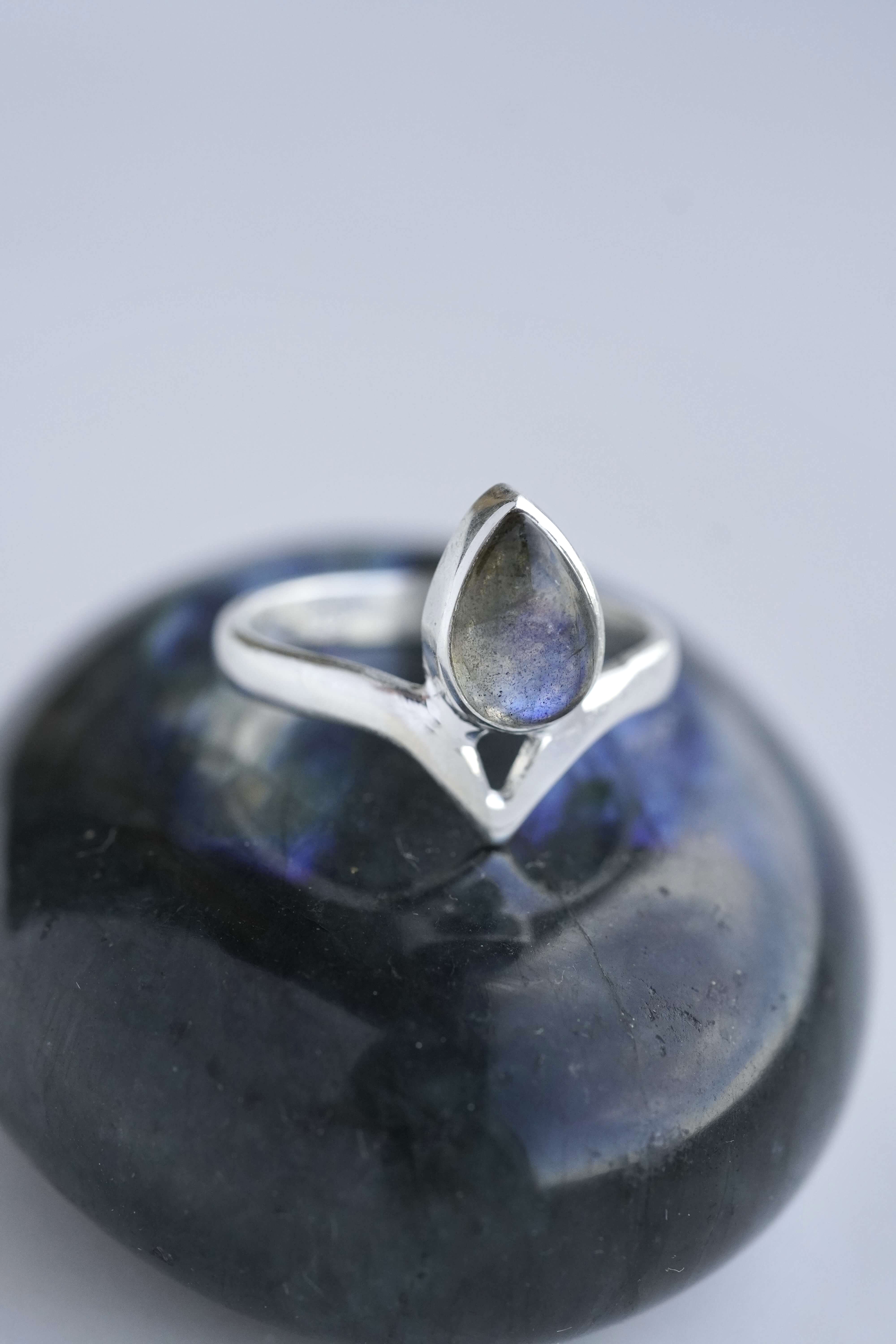 Žiedas su labradoritu, 5.5 dydis (16.1 mm)