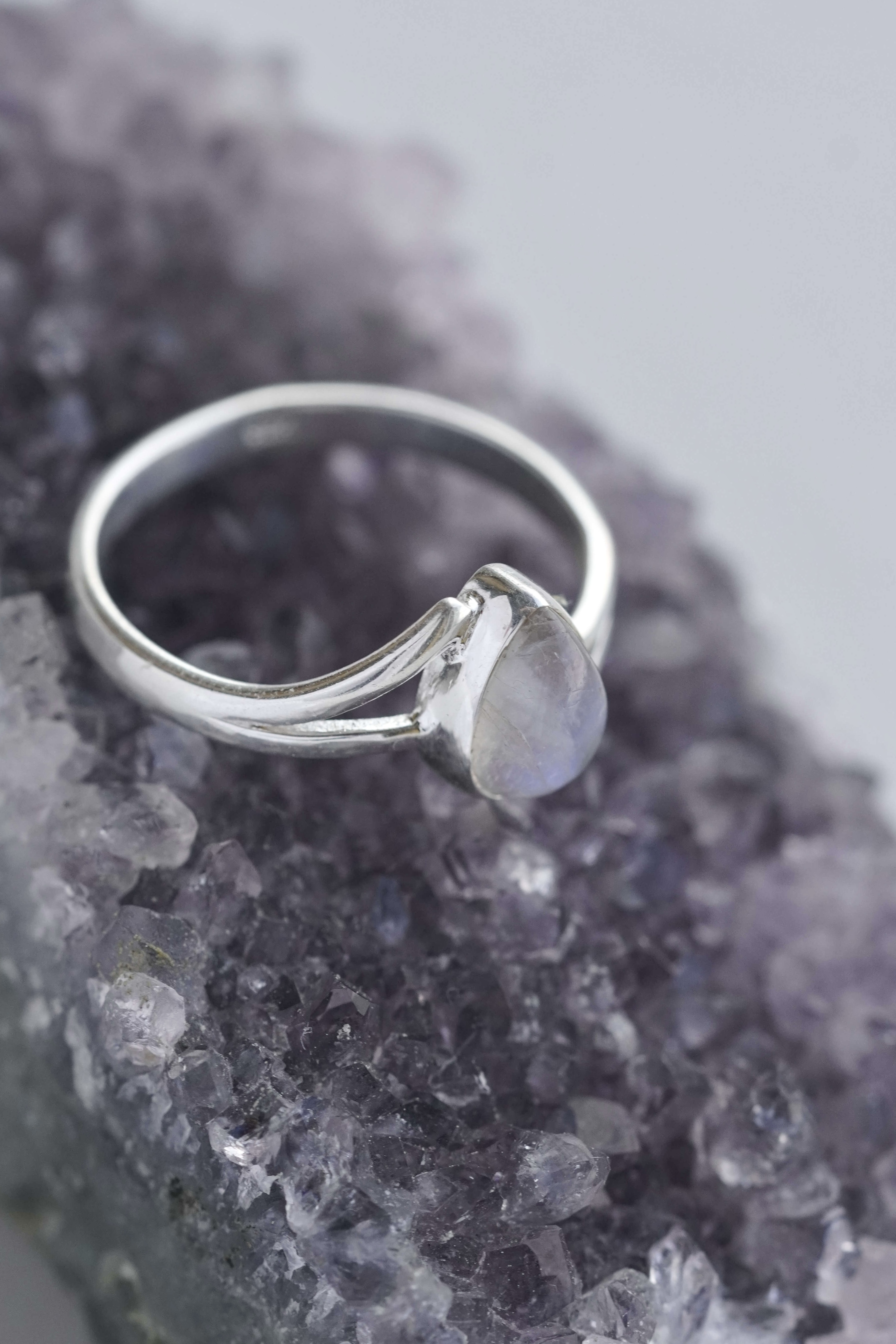 Žiedas su mėnulio akmeniu, 8.5 dydis (18.5 mm)