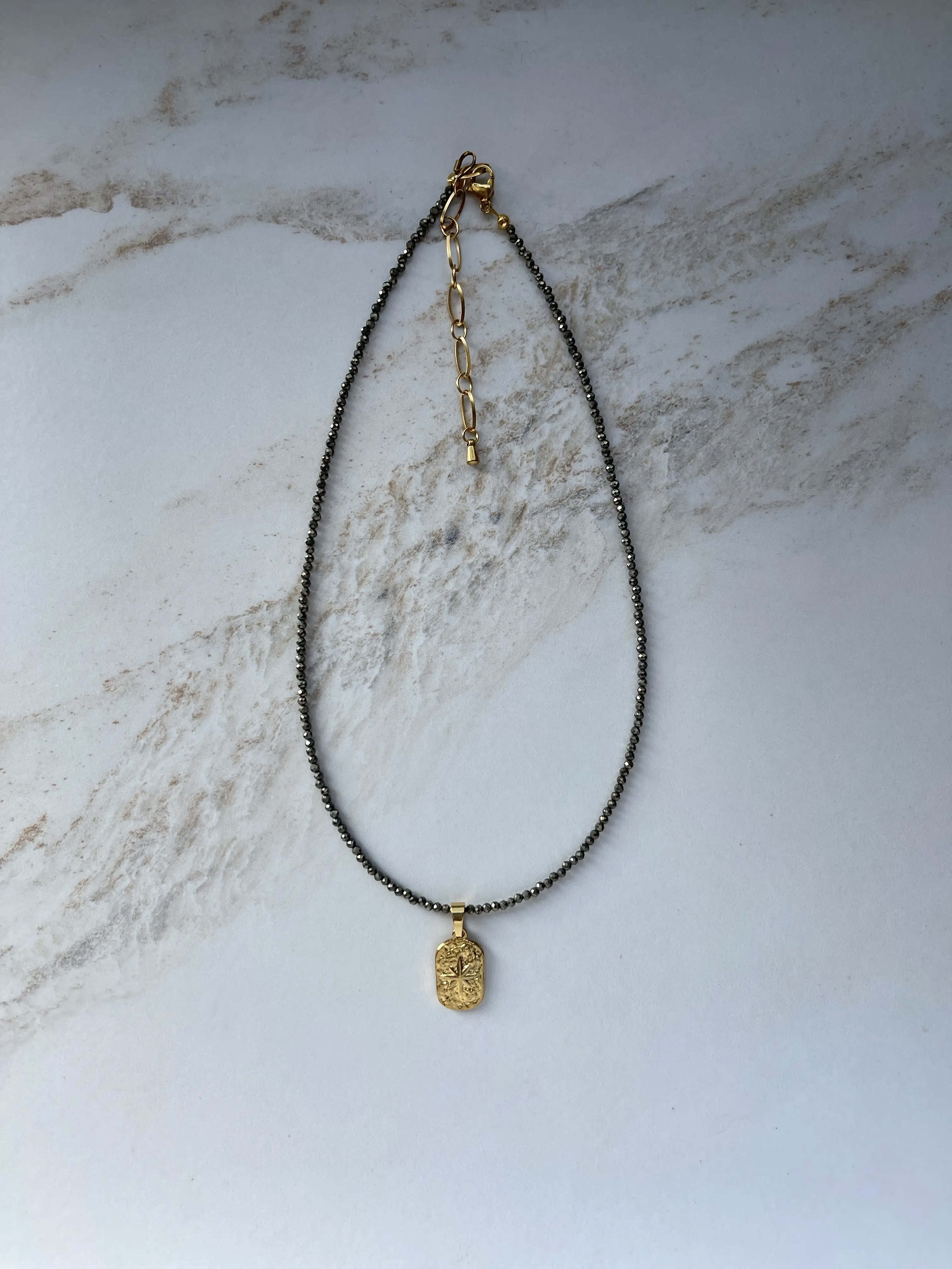 Pirito akmens vėrinys su žvaigždės moneta, 2 mm