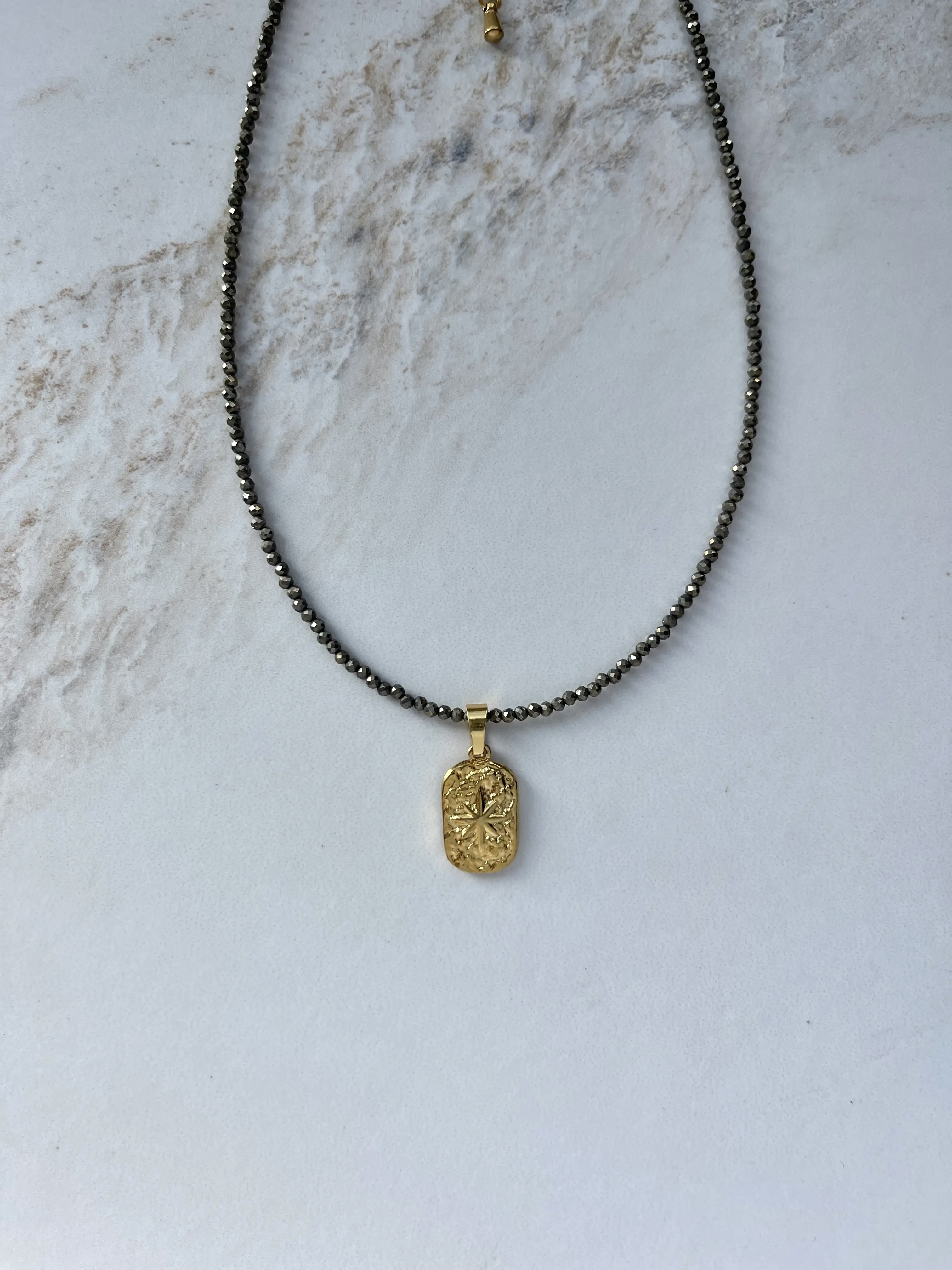 Pirito akmens vėrinys su žvaigždės moneta, 2 mm