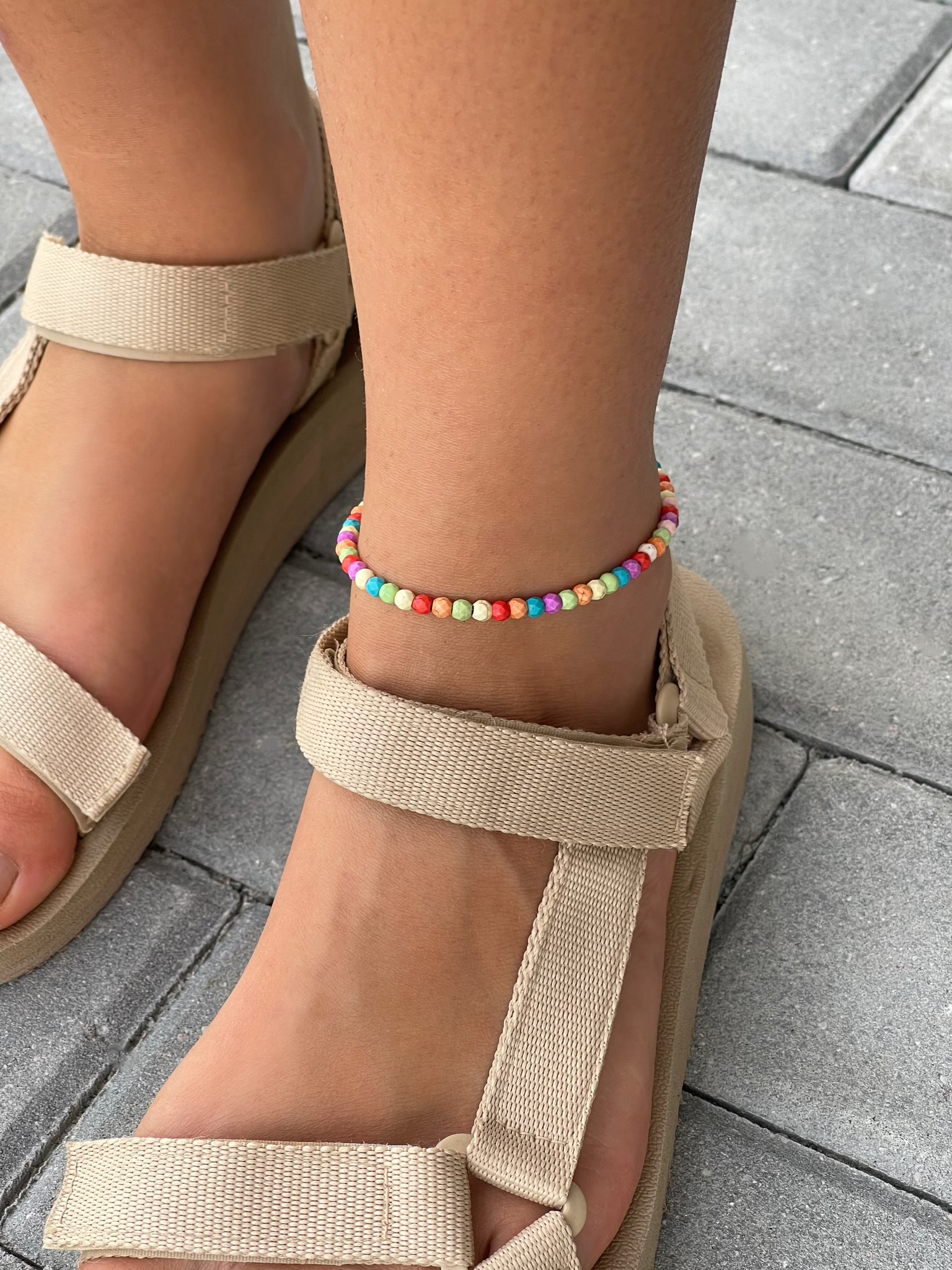 Spalvotų papuošalų rinkinys, kaklo vėrinys + apykojė, briaunuoti