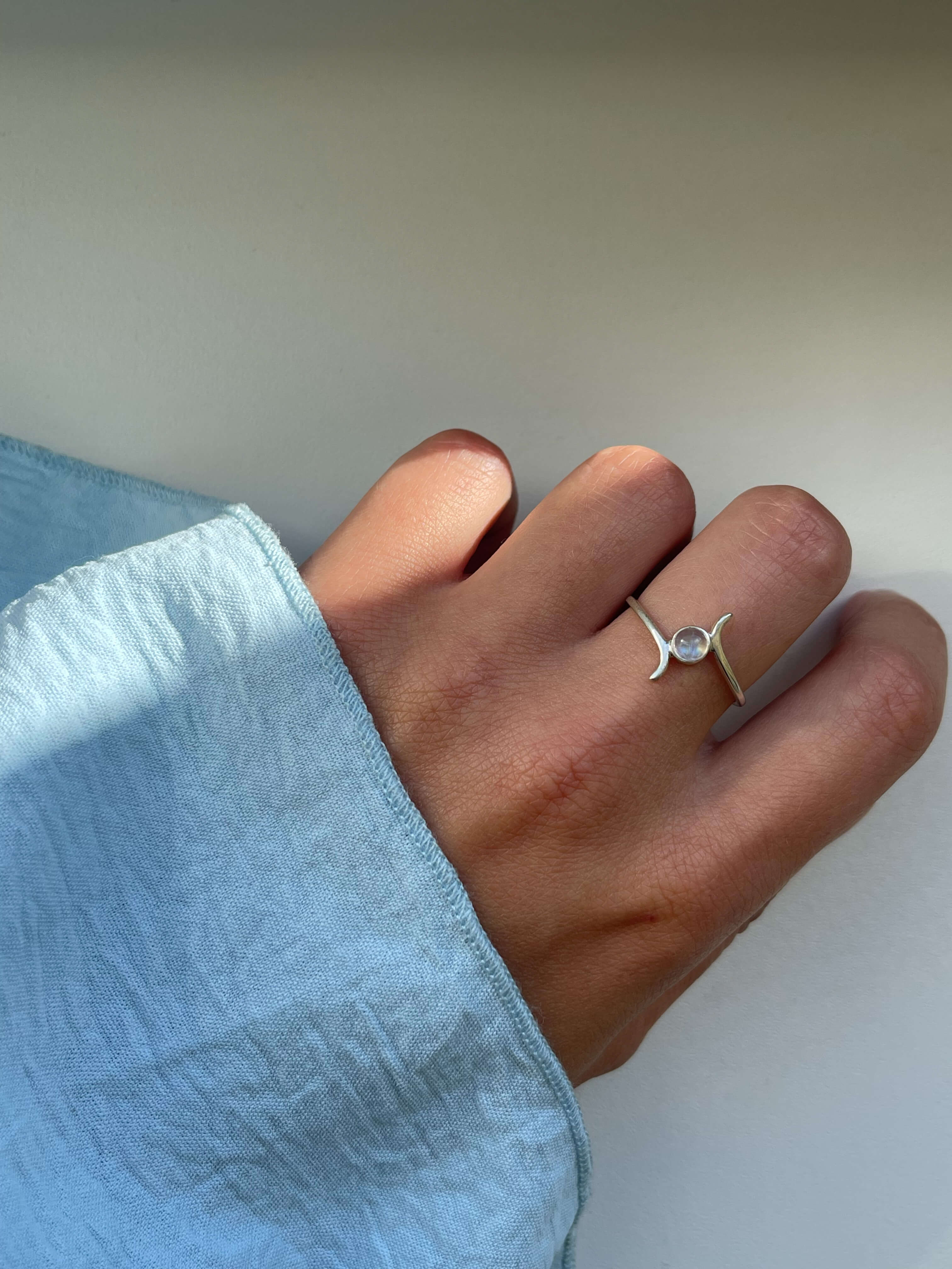 Žiedas su mėnulio akmeniu, 7.5 dydis (17.7 mm)